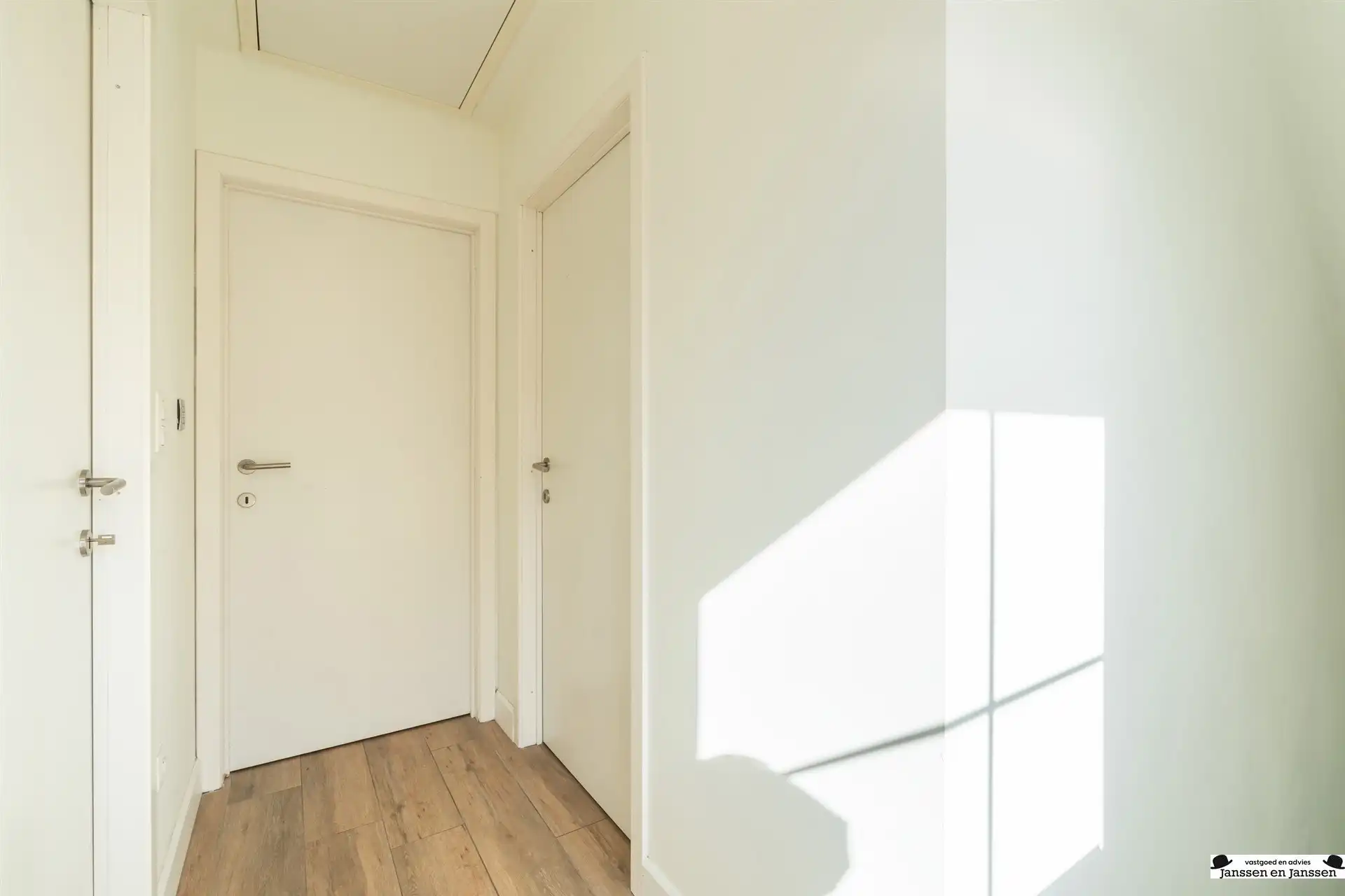 Lichtrijk en modern appartement met prachtig (dak)terras foto 12