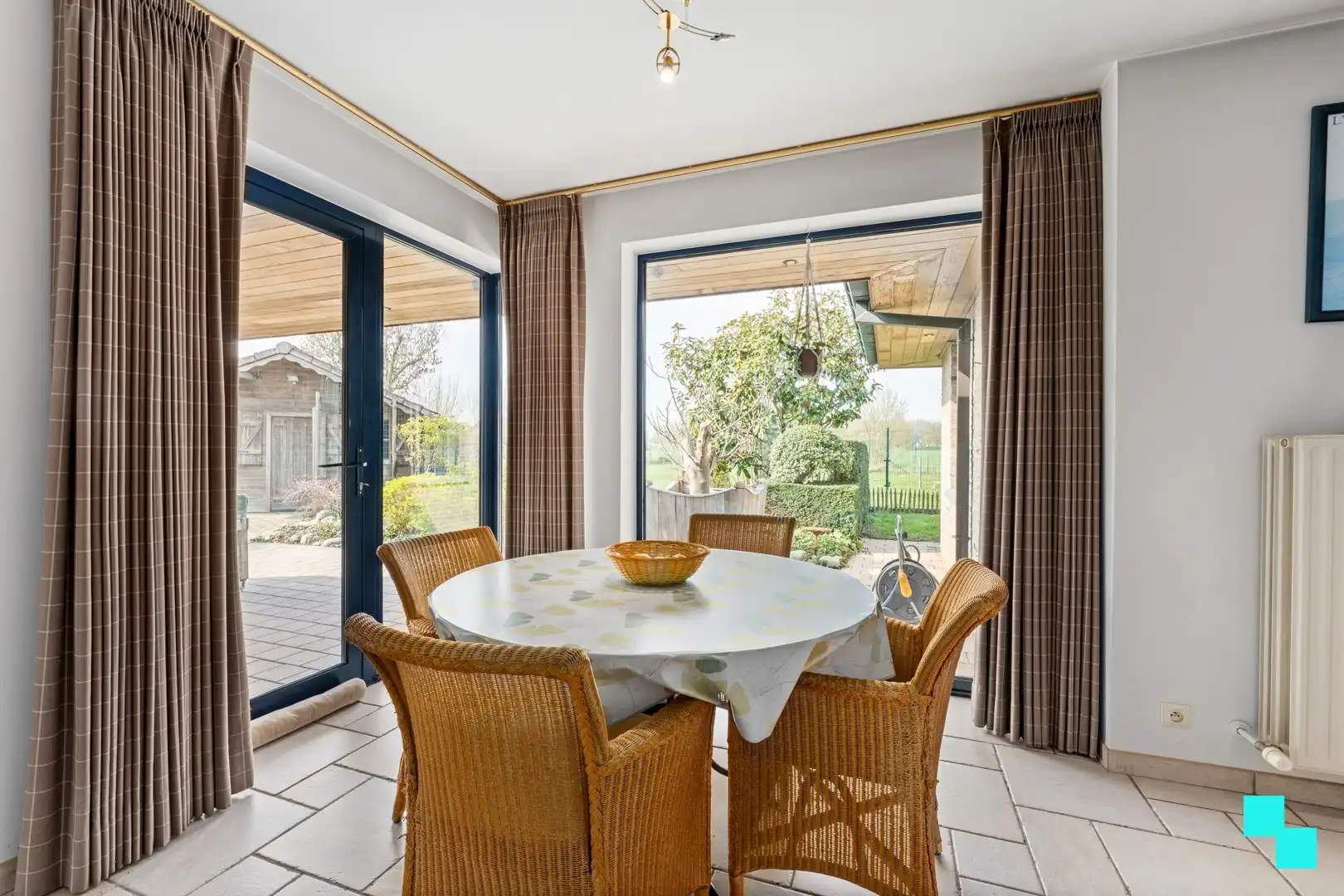 Ruime woning met loods in groene omgeving - Oekene foto 9