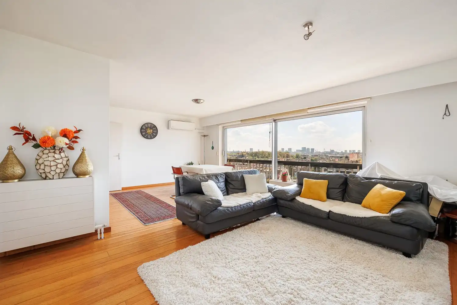 Instapklaar 3-slaapkamerappartement met prachtig panoramisch zicht foto {{pictureIndex}}