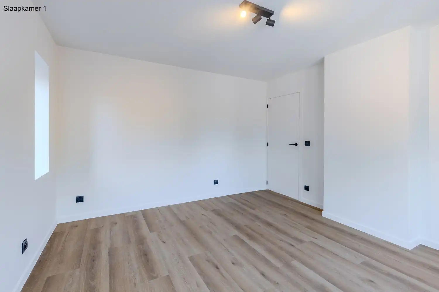 Volledig gerenoveerde huurwoning met drie slaapkamers en ruime tuin op toplocatie in Rekem foto 24