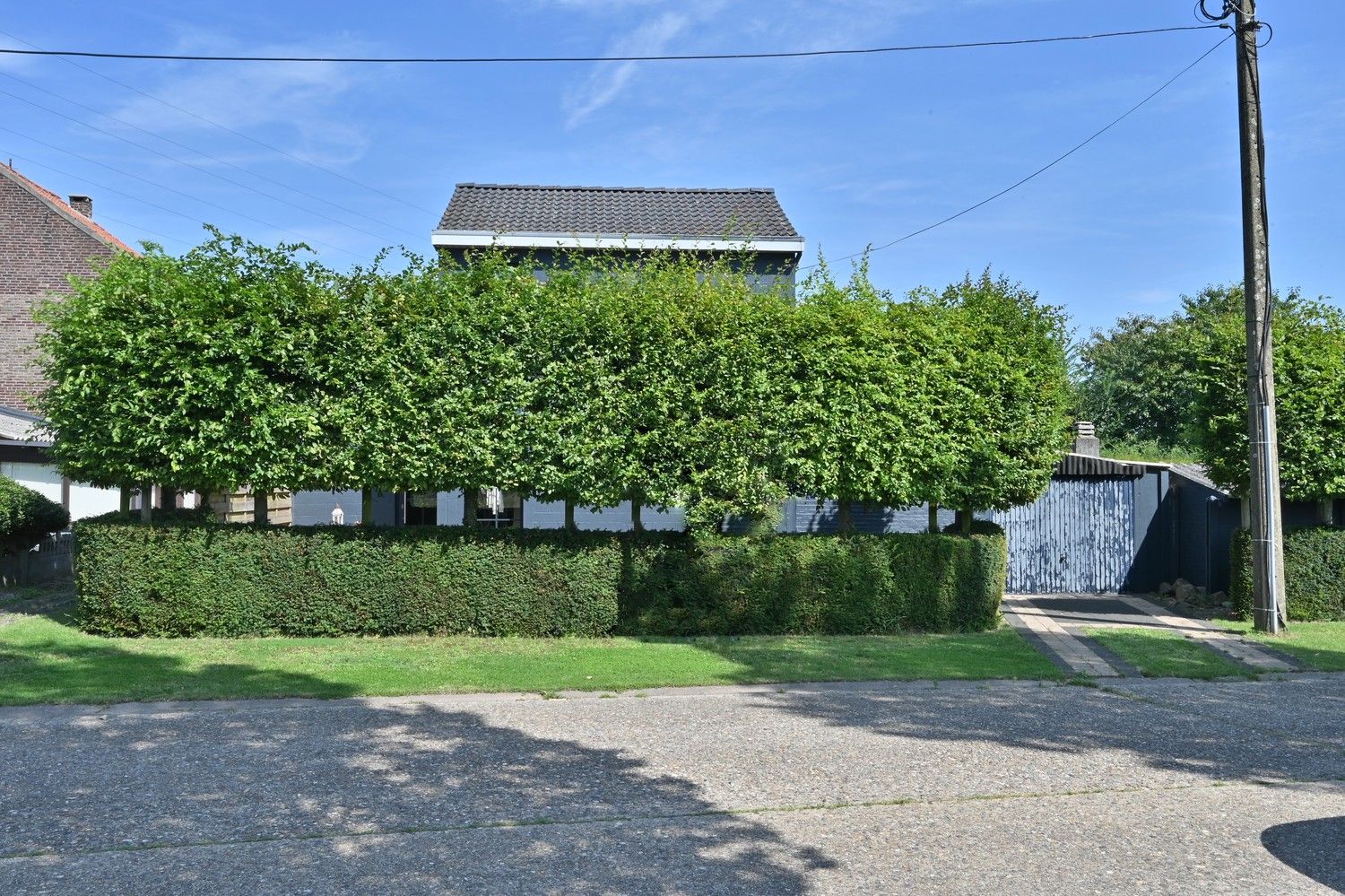 Charmante, gemoderniseerde woning met garage, carport en grote tuin, rustig gelegen te Lanaken foto 1