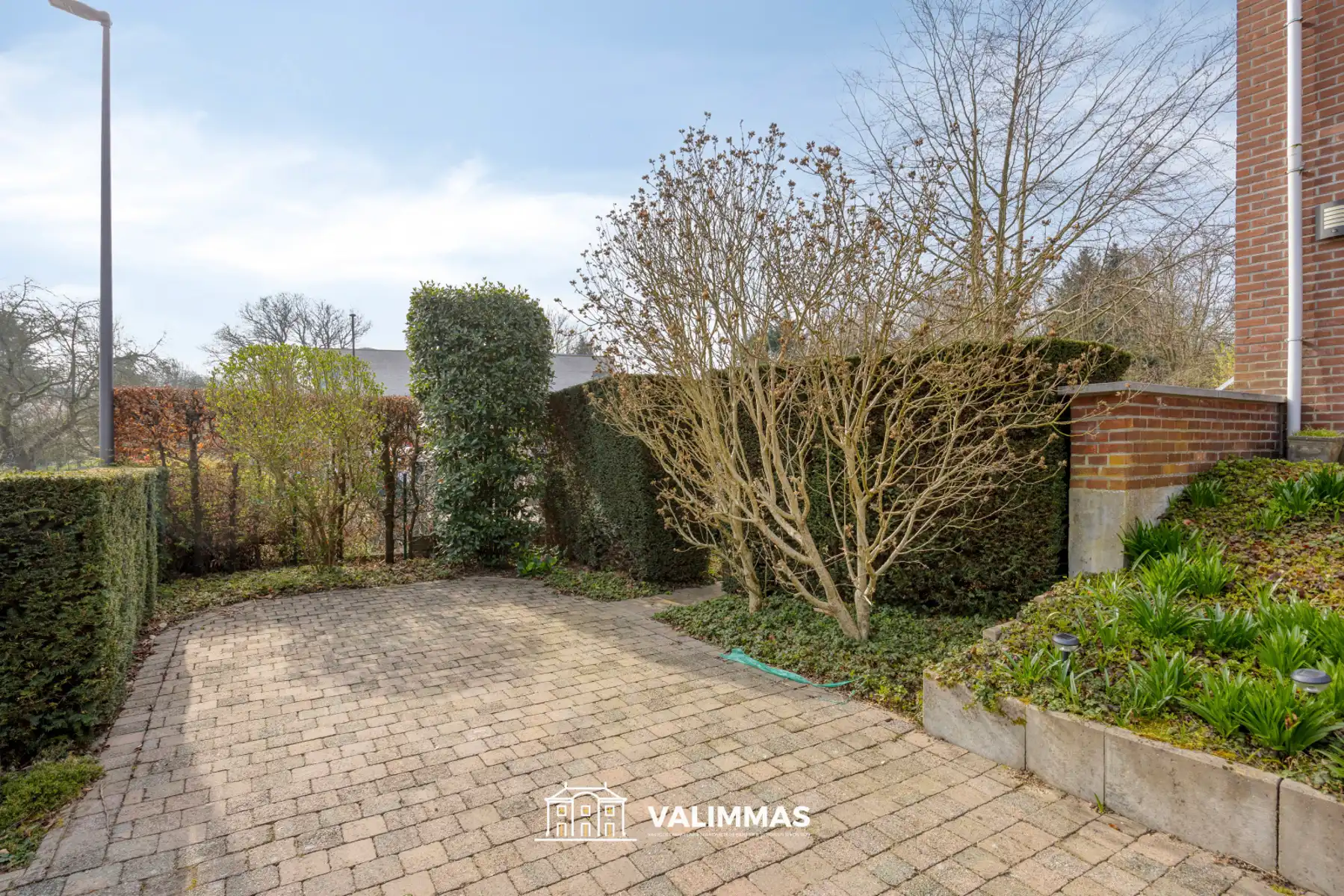 Welgelegen en verzorgde driegevelwoning met garage en tuin foto 16