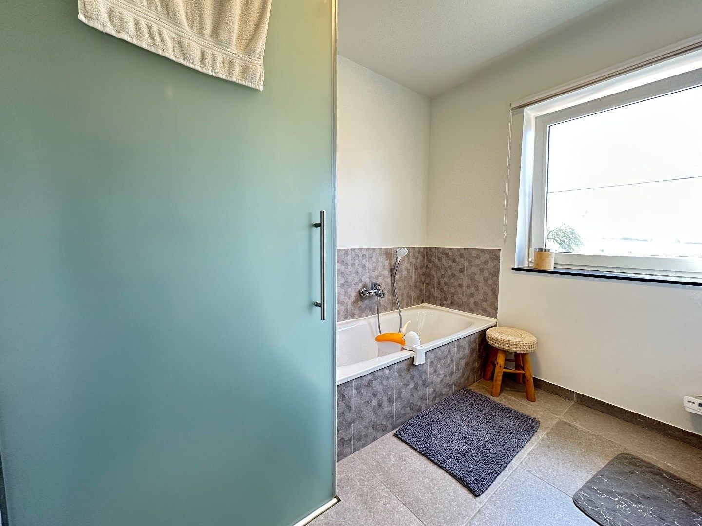 Moderne gezinswoning met drie slaapkamers en energiezuinige afwerking foto 14