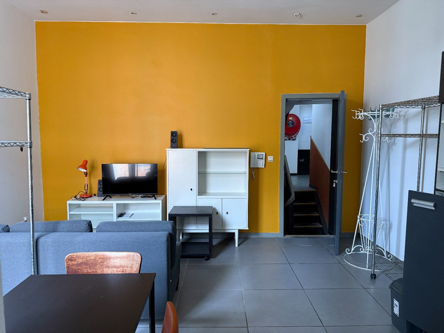 Gemeubelde studio met balkon foto 8