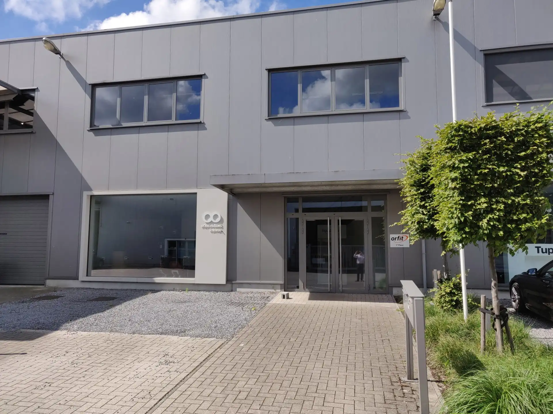 Veelzijdige showroom binnen Wijnegem Trade Towers || foto {{pictureIndex}}