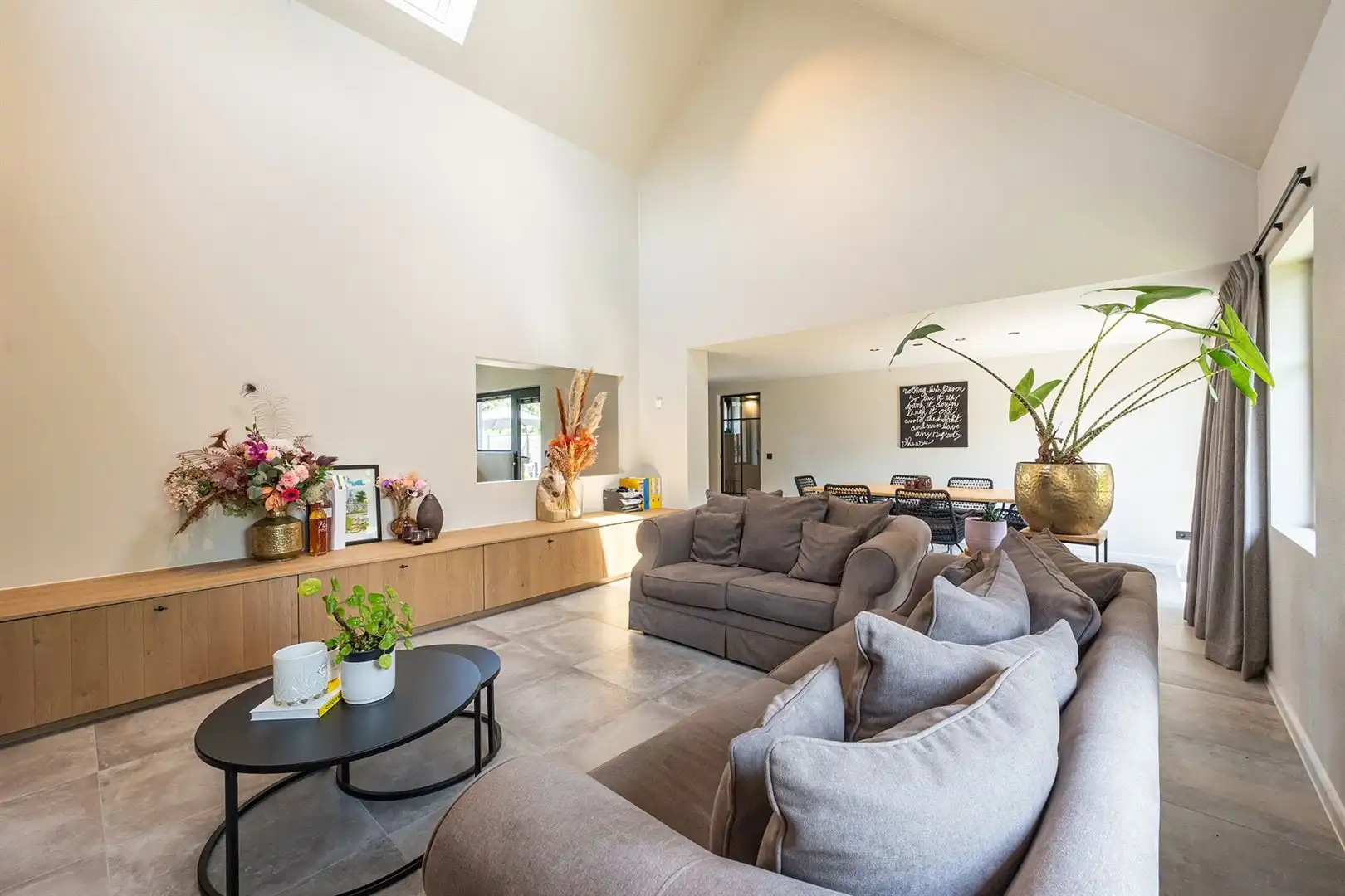 Stijlvol gerenoveerd wonen met prachtige zwemvijver foto 3