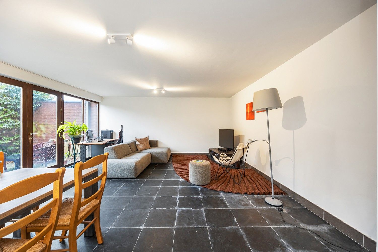 Trendy gelijkvloers appartement met tuin foto 12