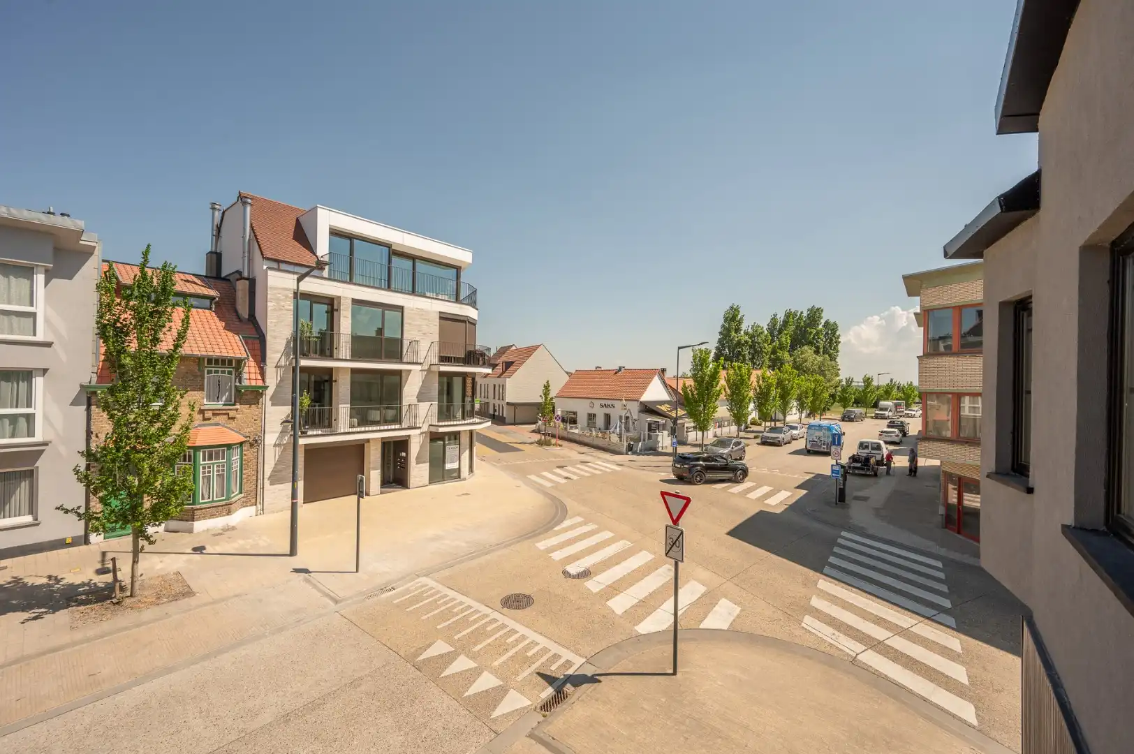 Appartementsgebouw met handelspand, appartementen en vergunde verbouwingsmogelijkheden in Duinbergen foto 2