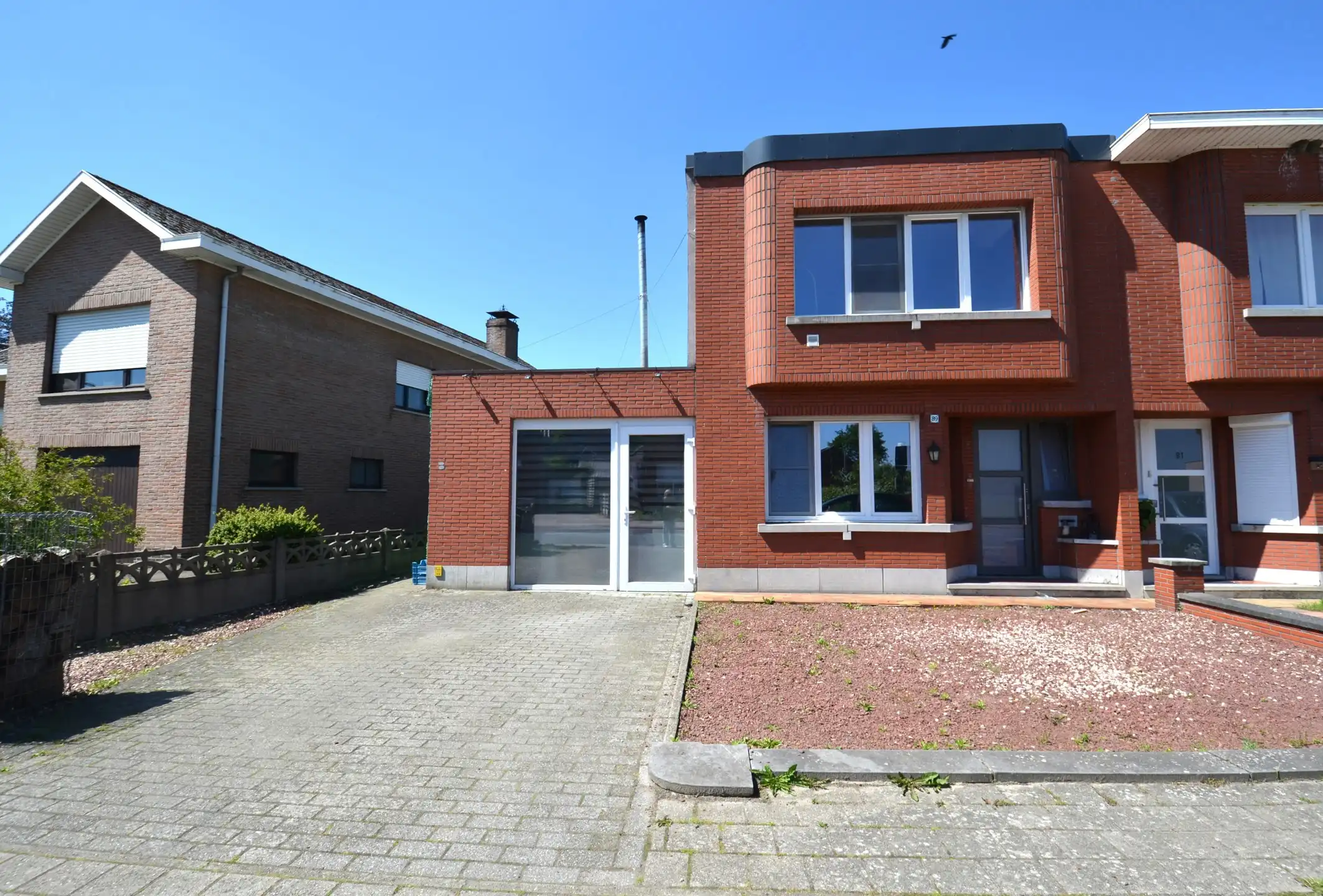 Instapklare halfopen bebouwing met 4 slaapkamers, garage en zonnige tuin foto 2