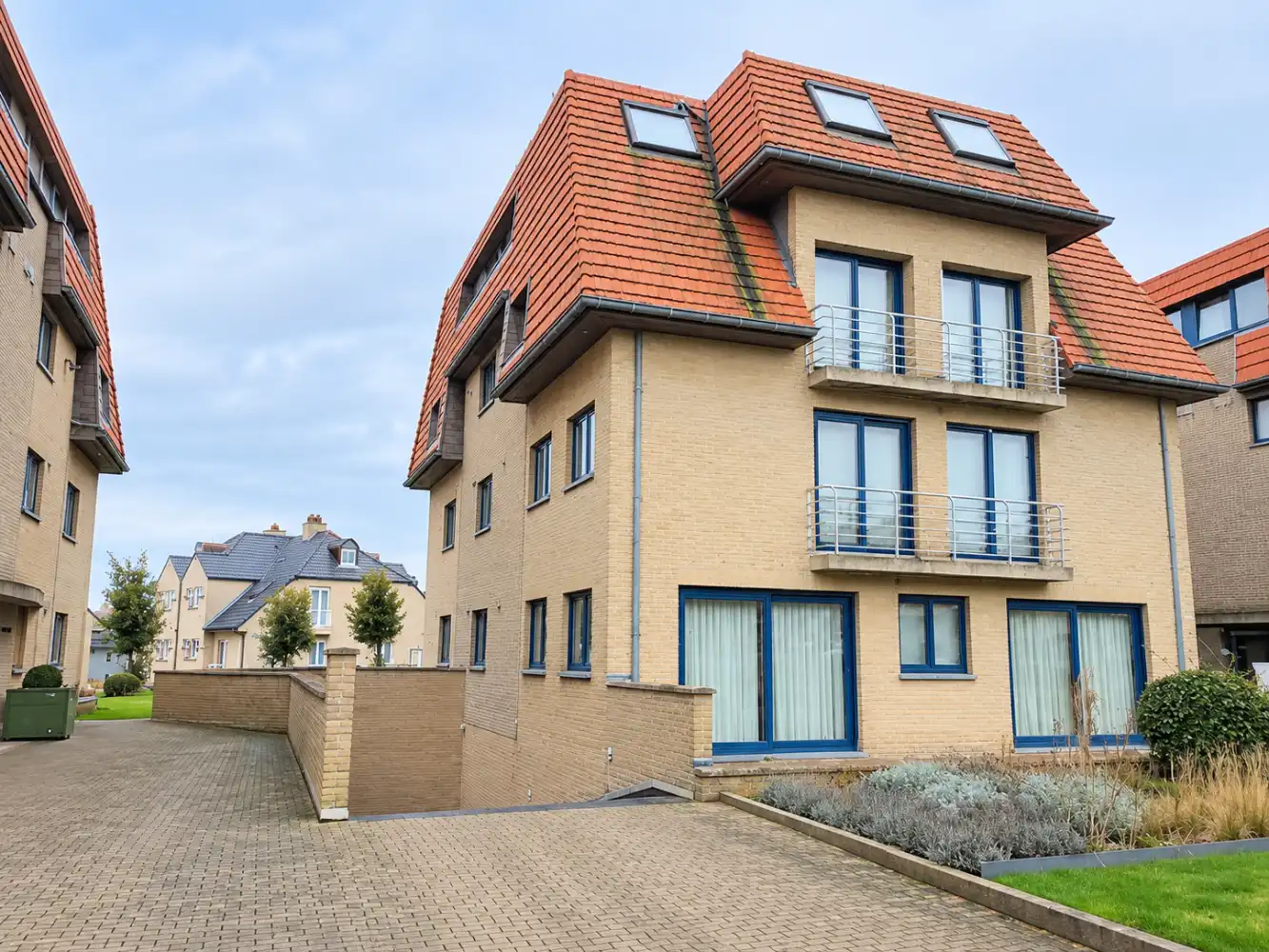 Ruime gesloten garagebox foto 4