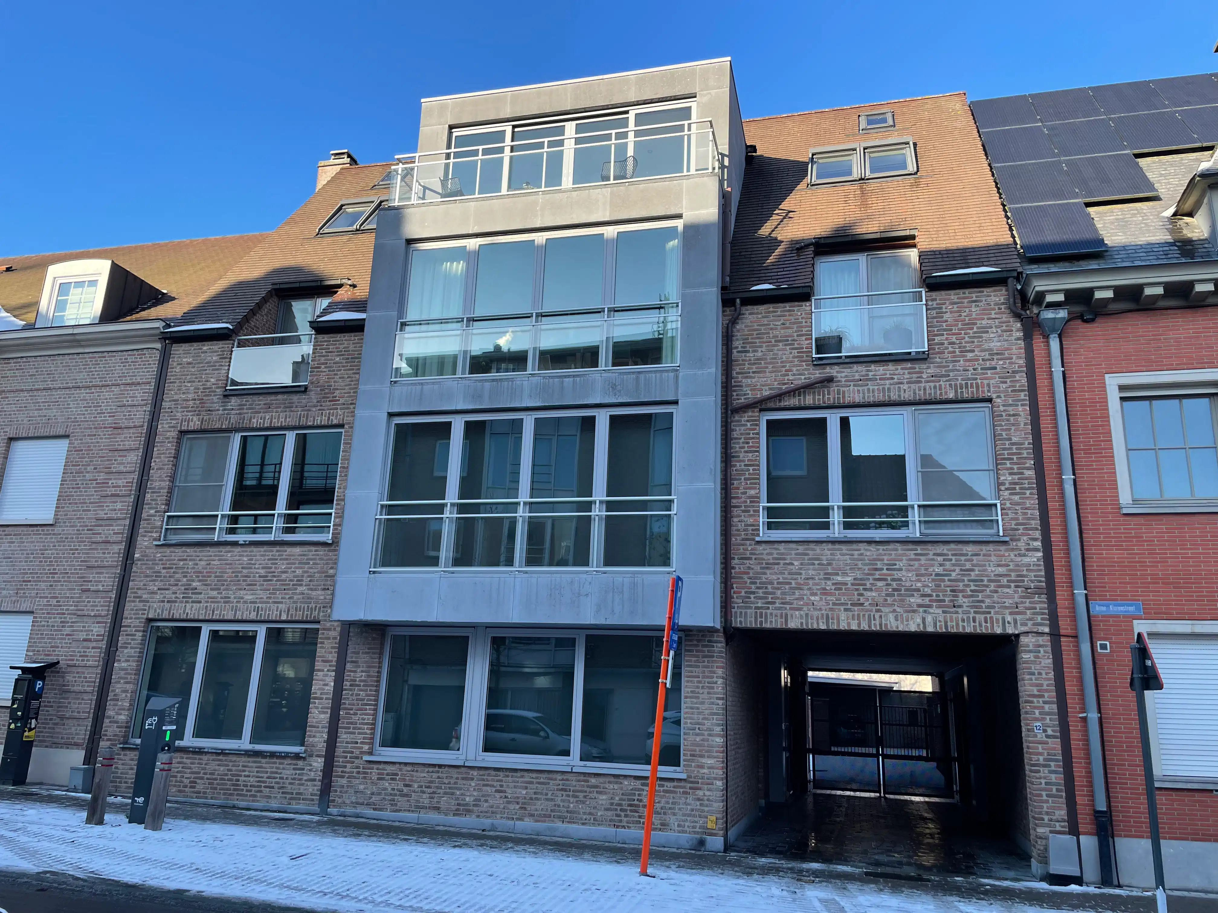 Luxe gelijkvloers APPARTEMENT foto {{pictureIndex}}