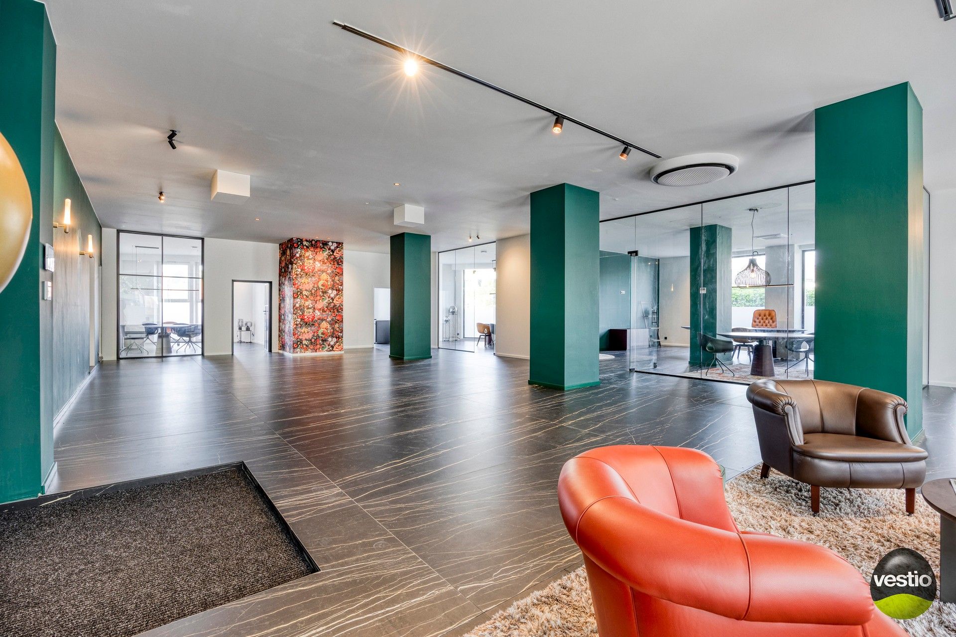 Luxueuze gelijkvloerse kantoorruimte van ca. 328 m² met parking. foto 2