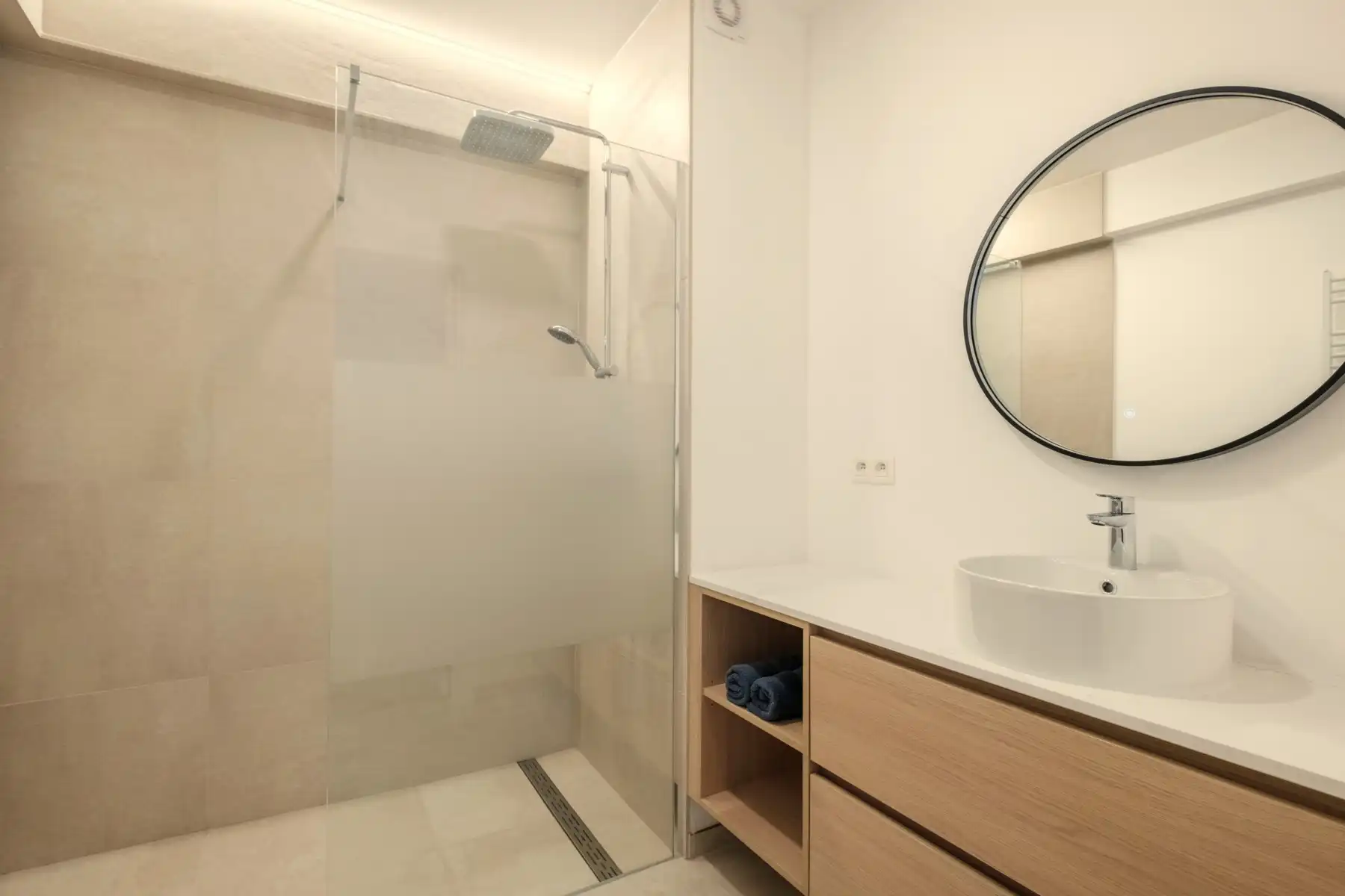 Prachtig gerenoveerd appartement aan de Markt in Gistel. foto 3