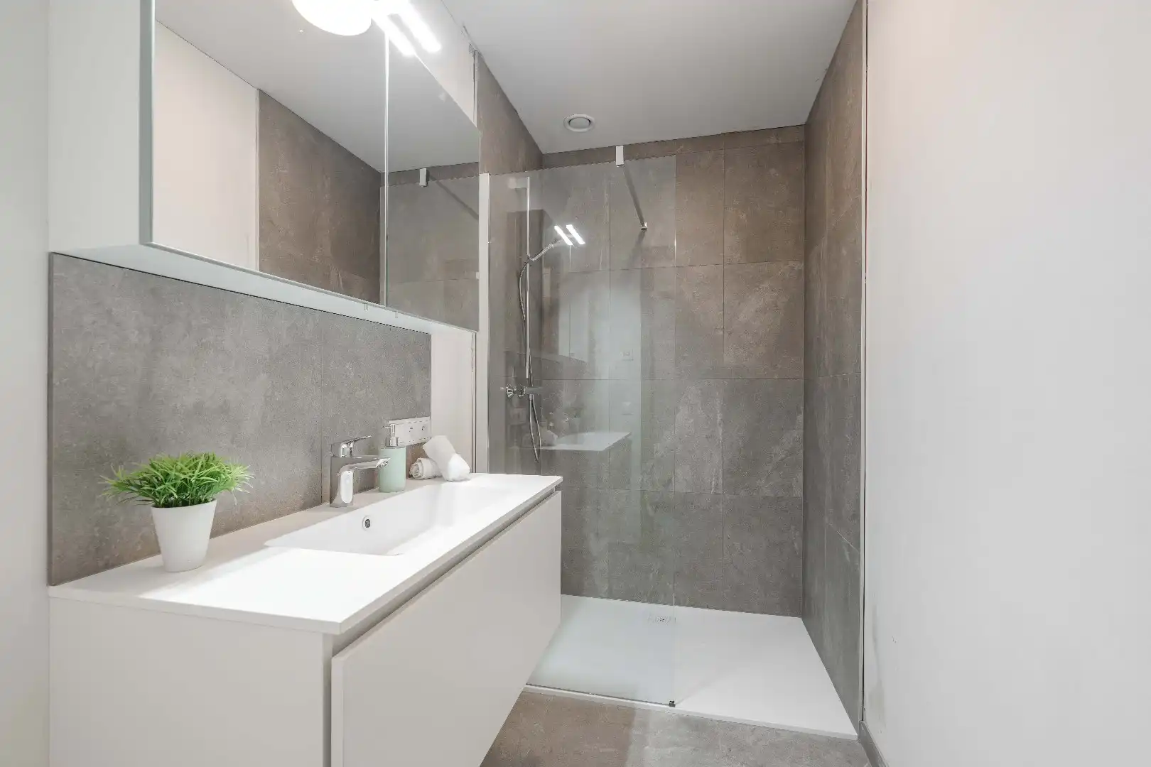 Ruim en luxueus 3-slpk appartement met 24m2 terras met zicht op het gemeentehuis foto 11