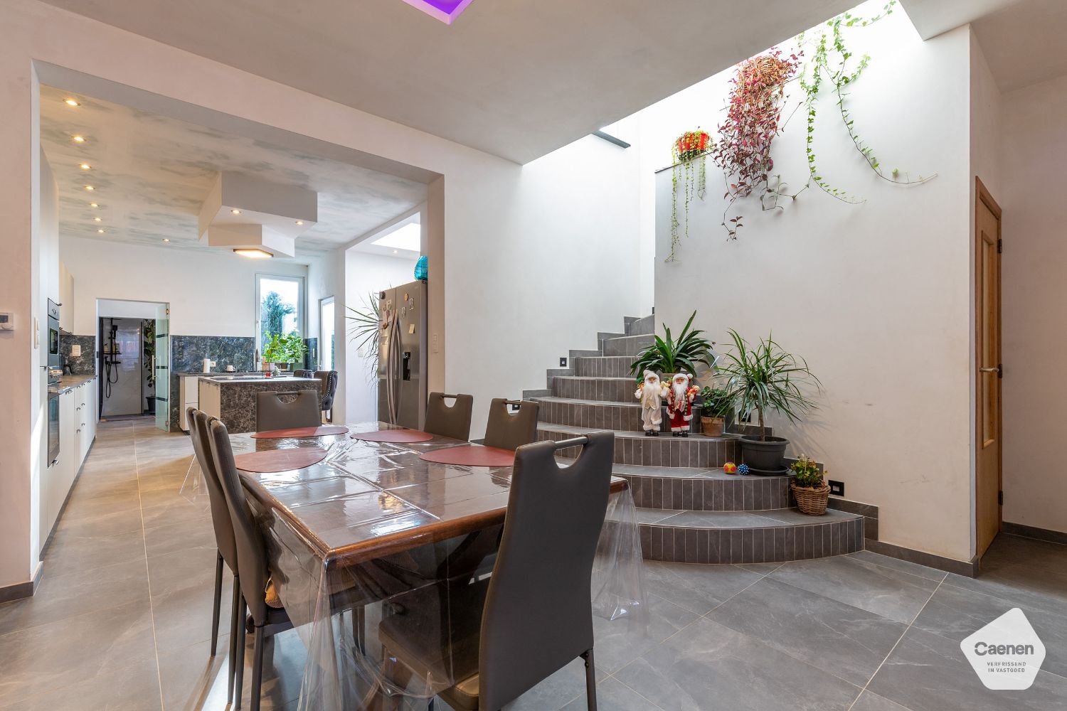 Ruime en instapklare woning met 4 slaapkamers en 3 badkamers met privé-tuin en werkplaats foto {{pictureIndex}}