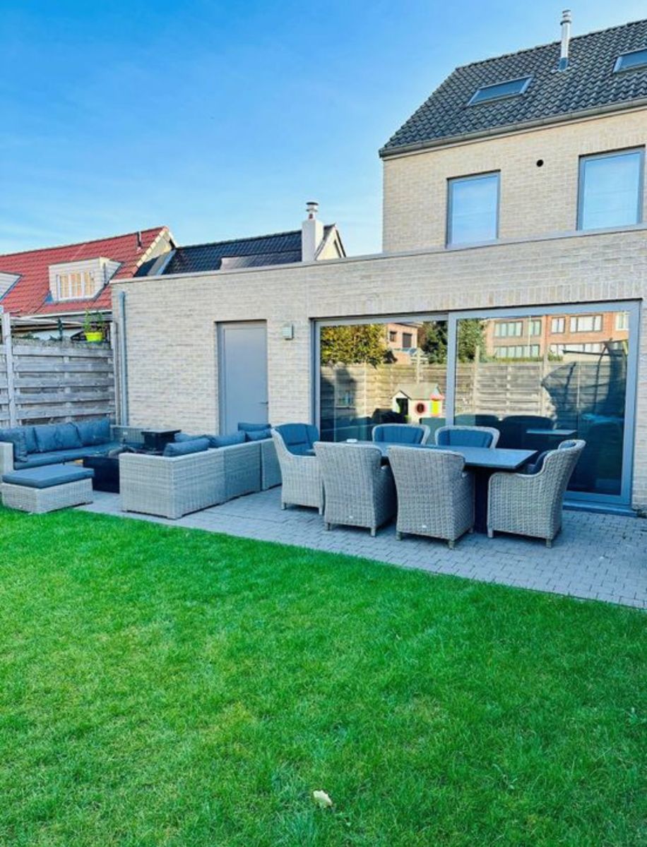Recente halfopen bebouwing met tuin, oprit & garage foto 4