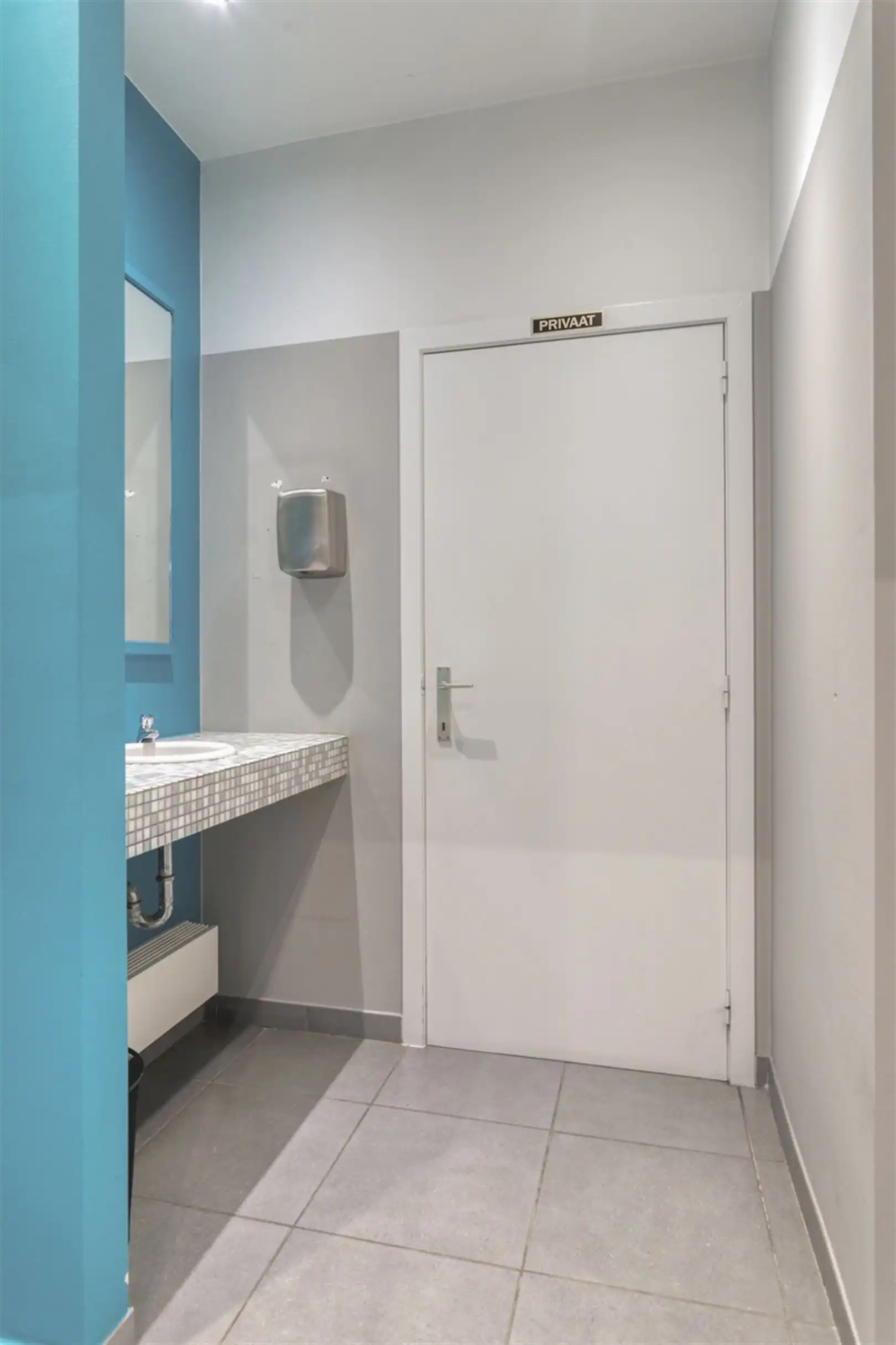 Commercieel gebouw met woonst foto 19