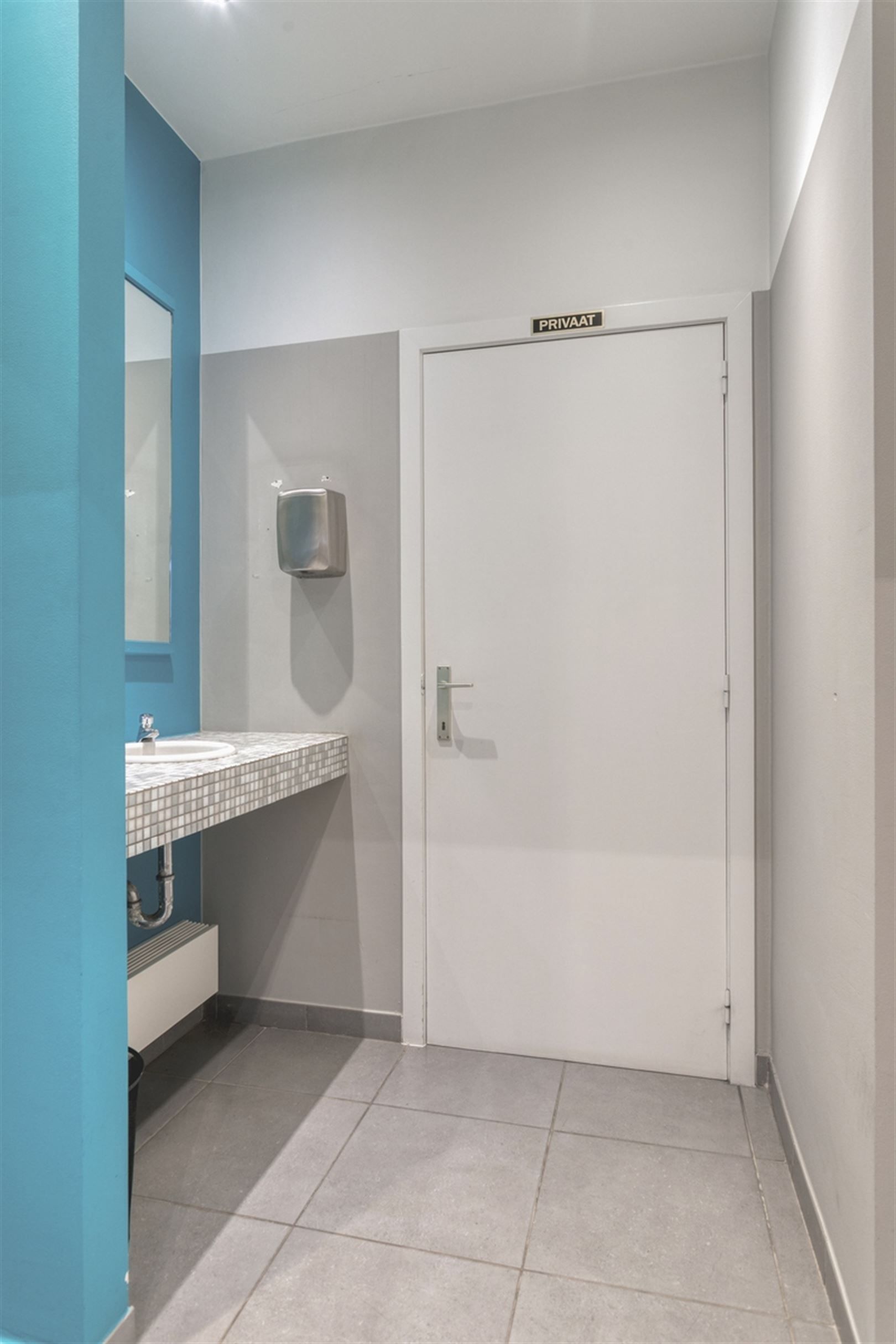 Commercieel gebouw met woonst foto 19