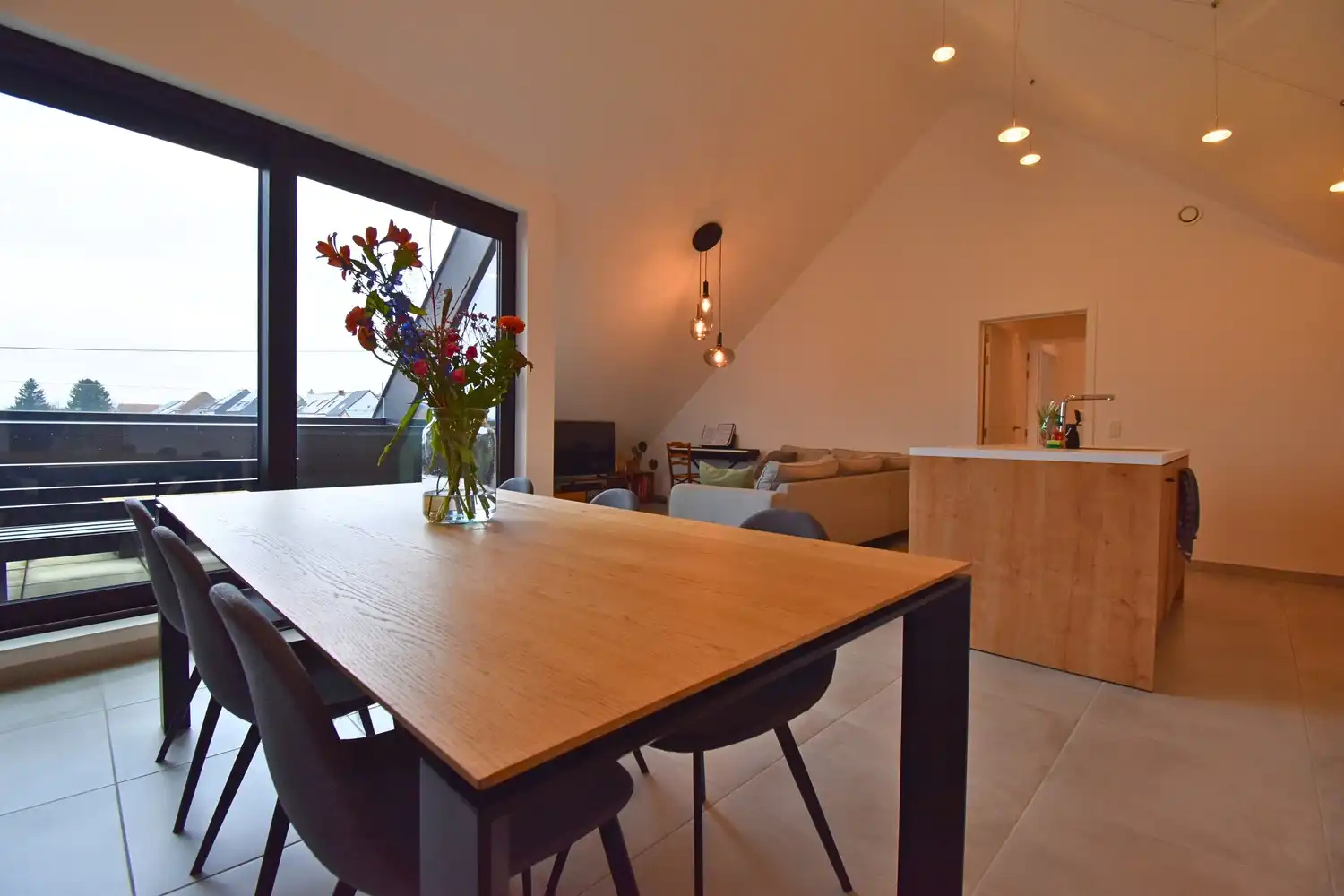 Verzorgd appartement met 2 slaapkamers en terras te huur nabij het centrum van Sint-Pieters-Leeuw foto 3