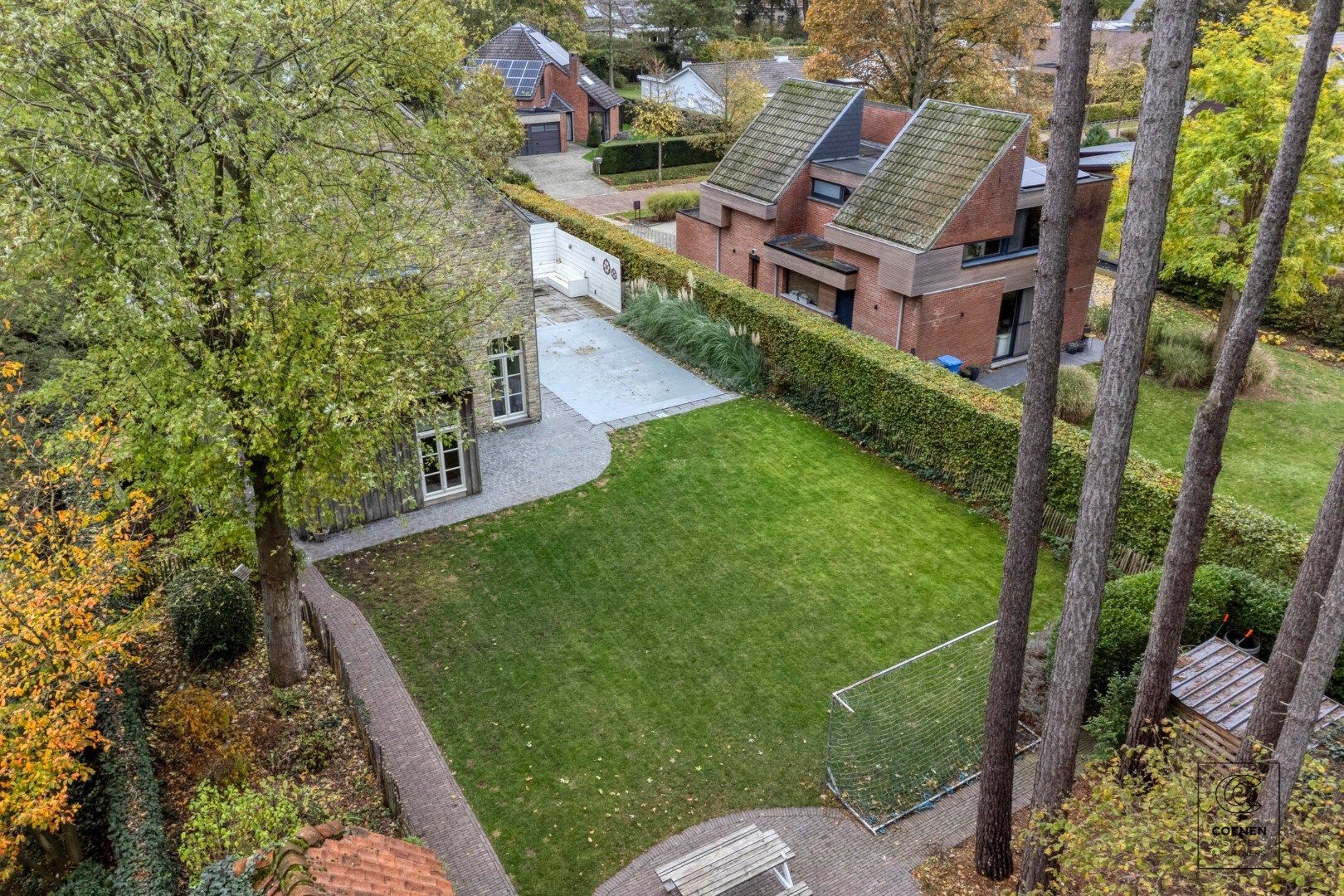 Prachtige woning met een bew. opp. van 302 m², 6 slpk, 3 bk en prachtige tuin met zwembad  foto 37