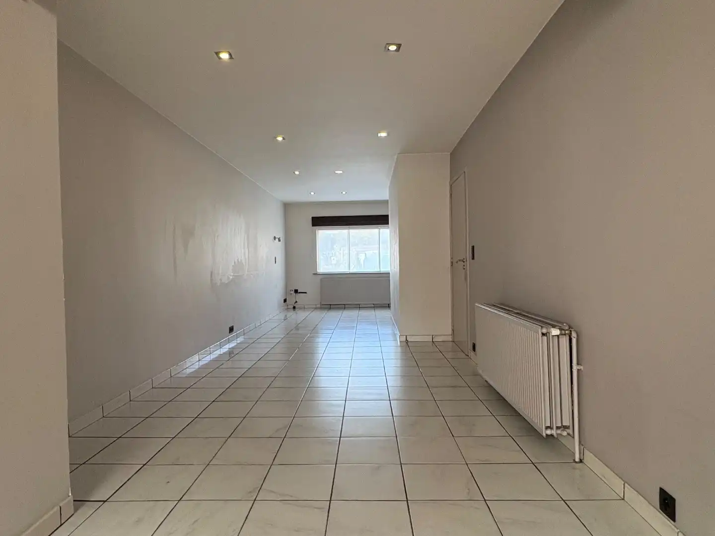 Instapklare woning te koop met uitweg en ruime garage achteraan en 3 slaapkamers met mogelijkheid tot het maken van een 4de slaapkamer.  foto 7