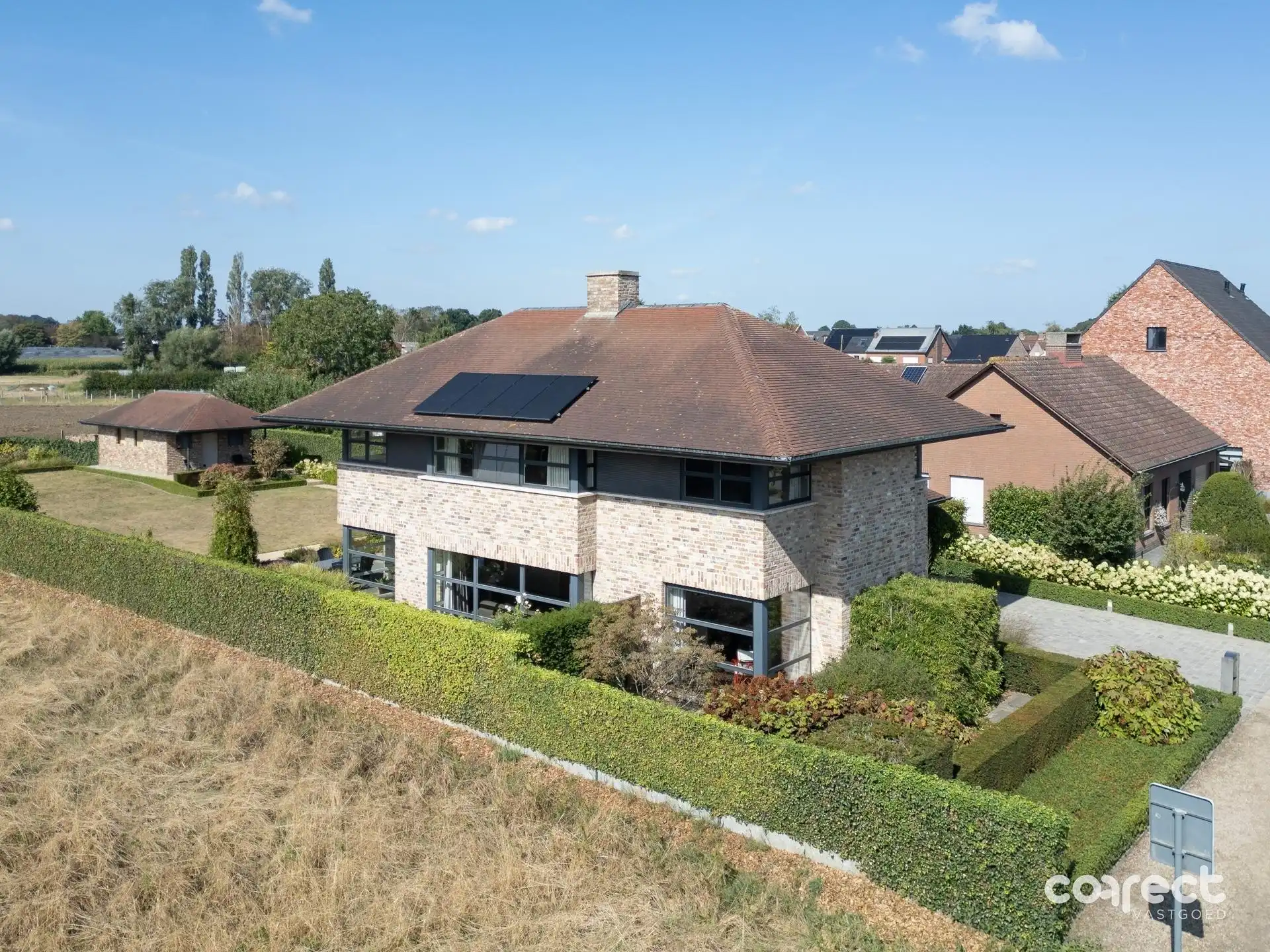 Ruime villa met zongerichte tuin. foto 17