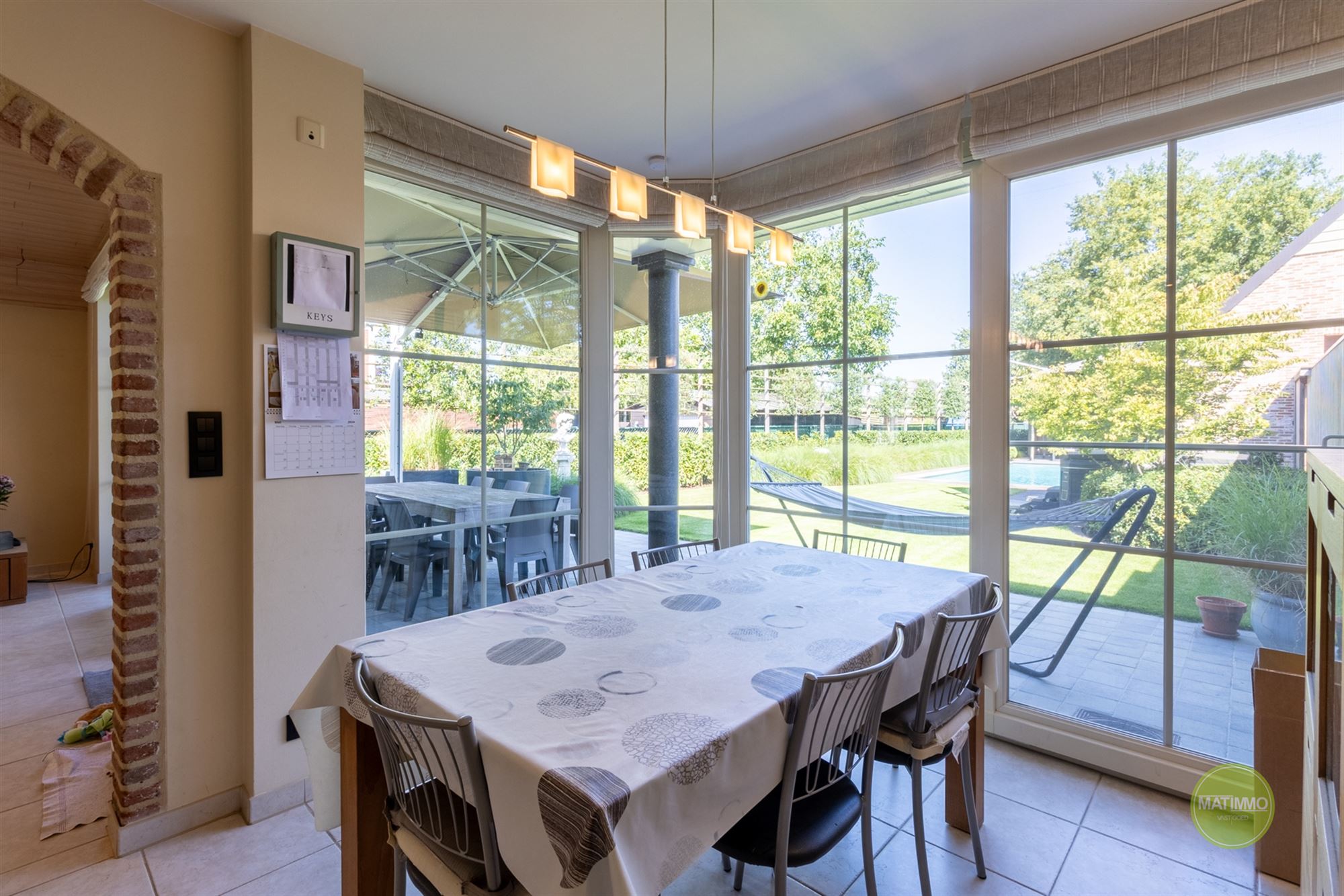 Instapklare gezinswoning met magazijn, zwembad en poolhouse  foto 7