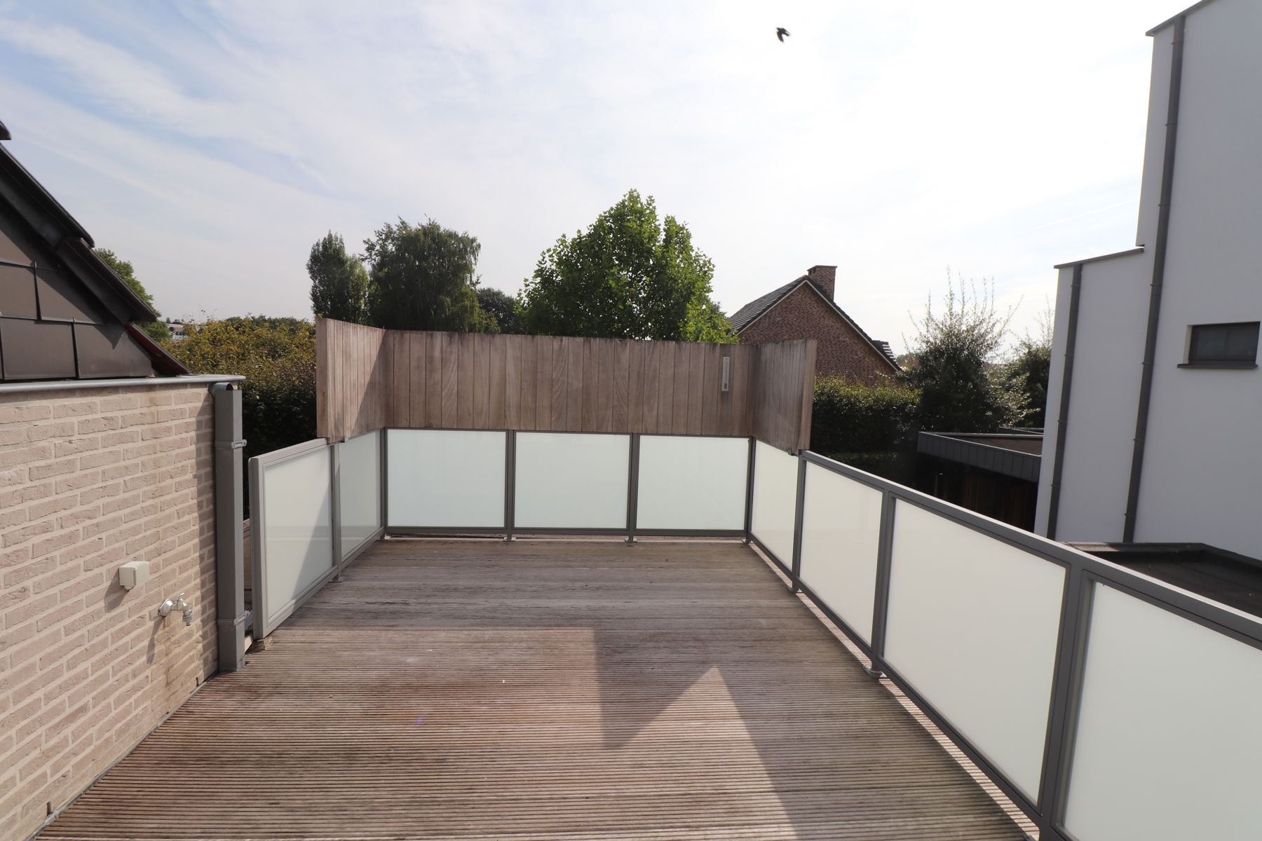 Modern en energiezuinig 2-slaapkamerappartement met carport en ruim terras (geen gemeenschappelijke huurlasten) foto 13