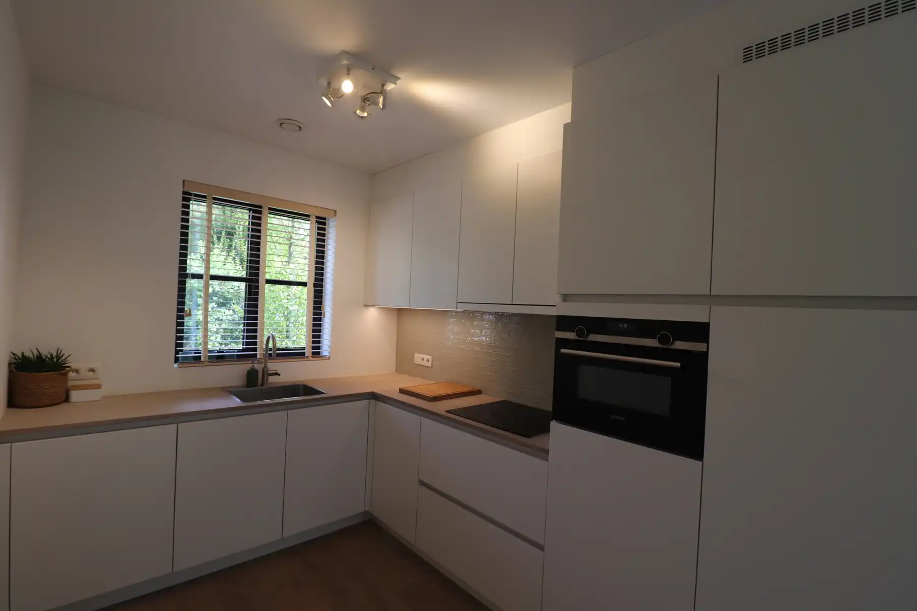 Charmante BEN-woning met 3 slaapkamers, zolder, terras met tuin en ondergrondse parking. foto 4