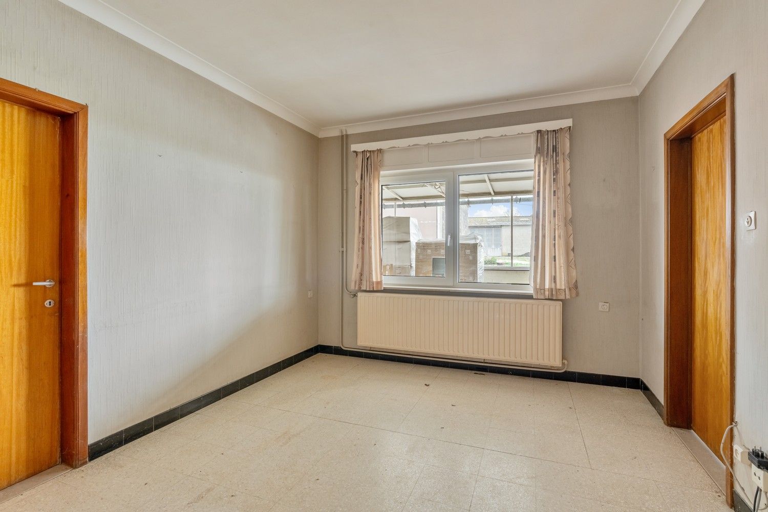 Te renoveren woning met loodsen op rustige locatie! foto 7