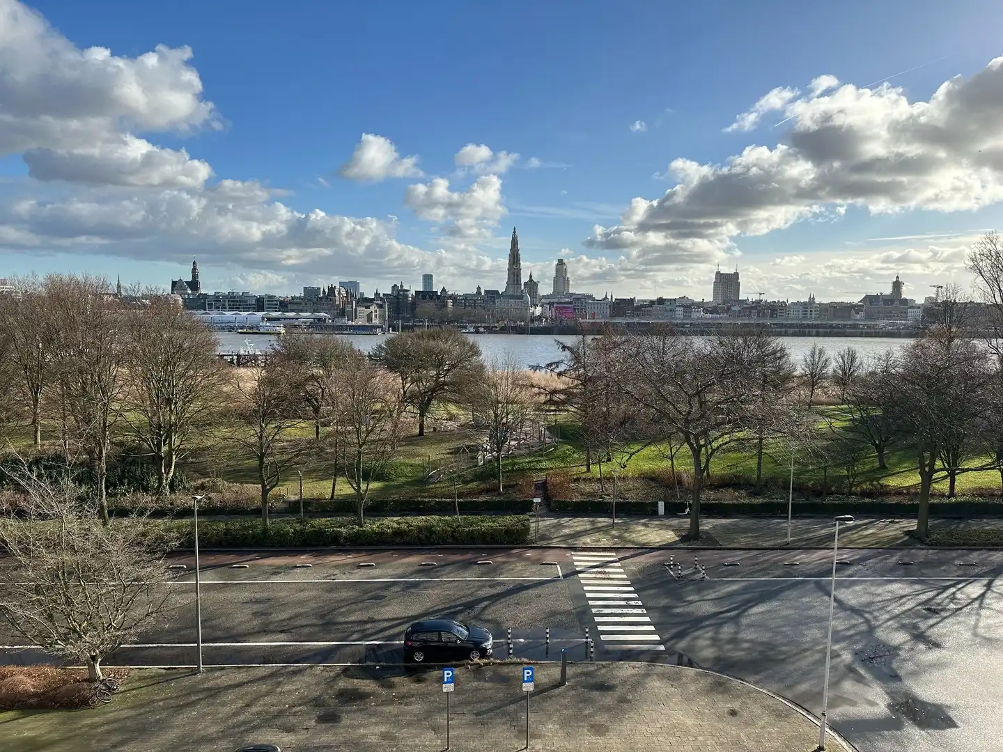 TOP locatie!  Modern 2 slaapkamer appartement. foto {{pictureIndex}}