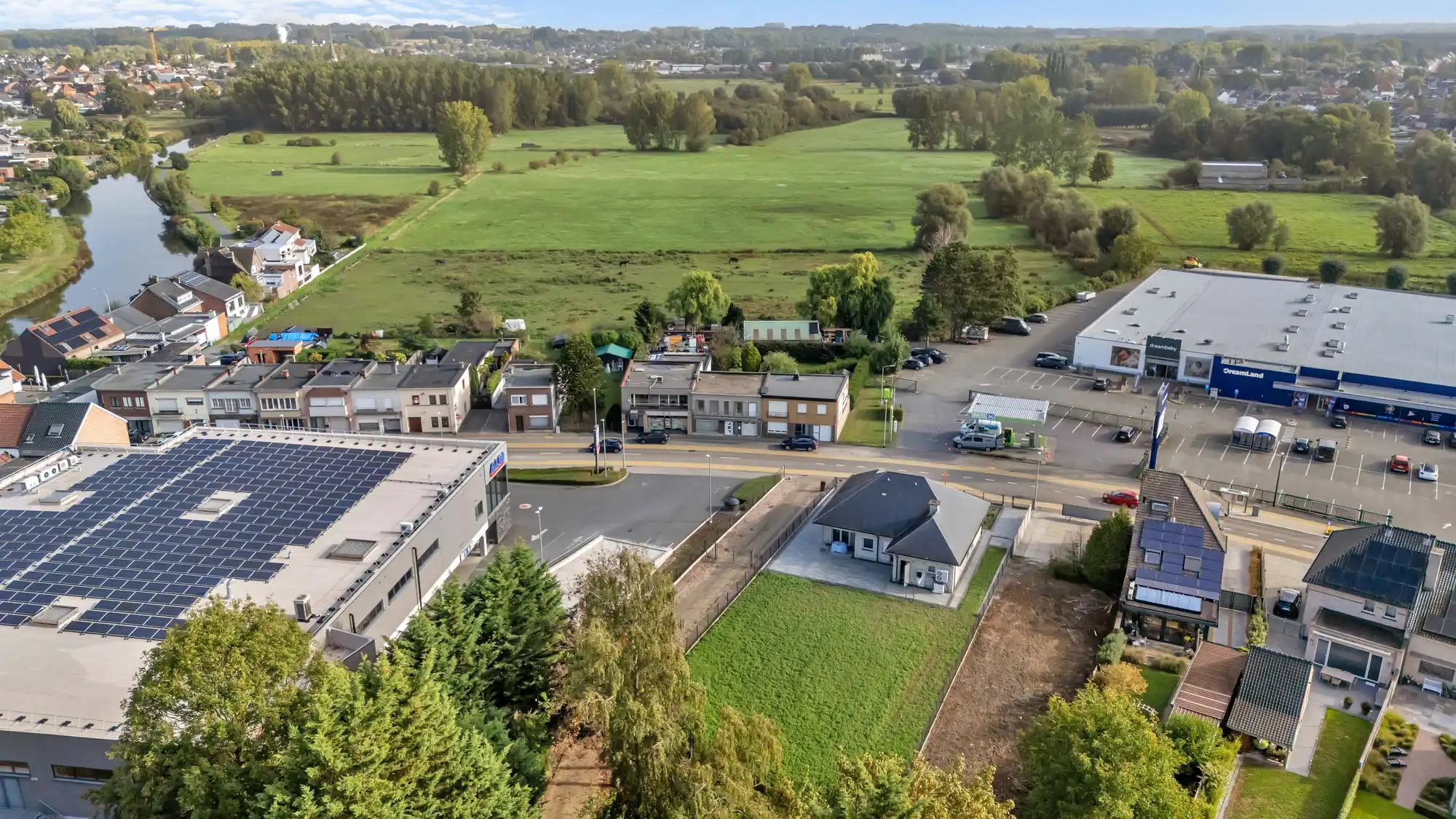 Robuuste woning met ruime garage en tuin foto 27