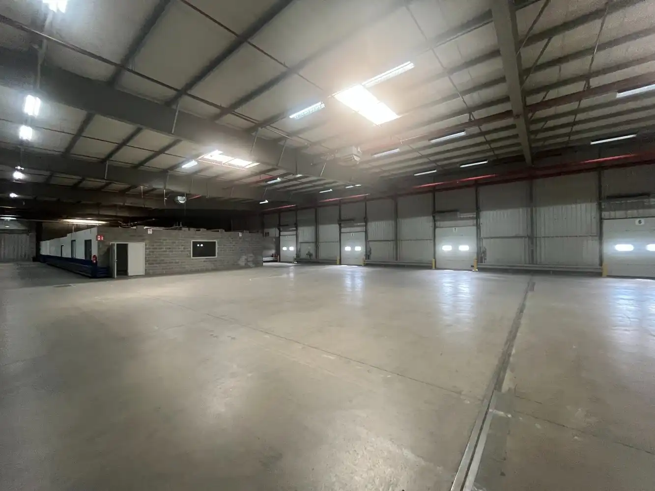 12.205m² logistiek magazijn met kantoren foto 11