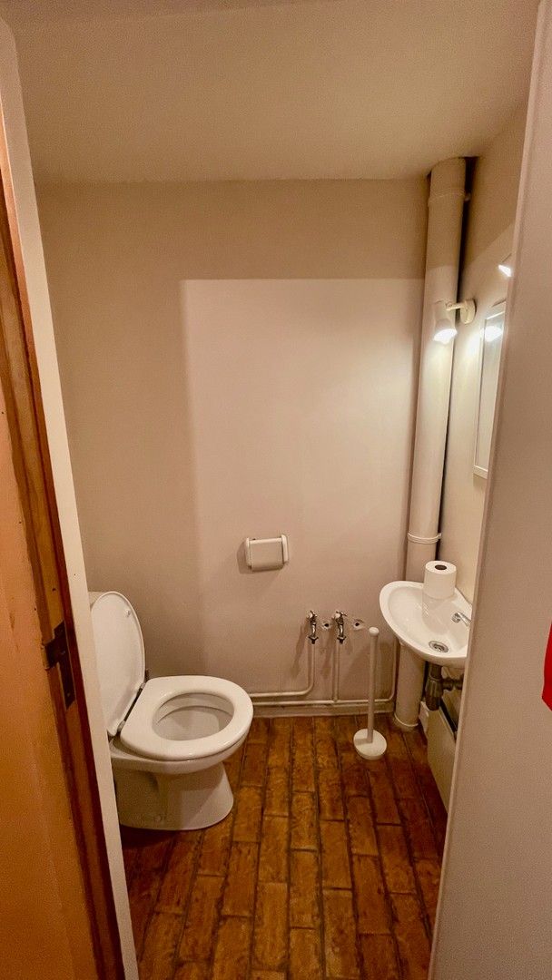 HANDELSPAND MET RUIME KELDER GELEGEN IN DE DRUKSTE WINKELSTRAAT VAN SINT-TRUIDEN foto 11