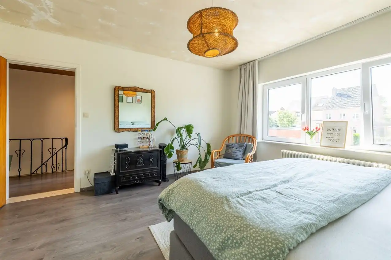 Ruime retrowoning met EPC C,  zuidtuin en achterliggende toegang. foto 18