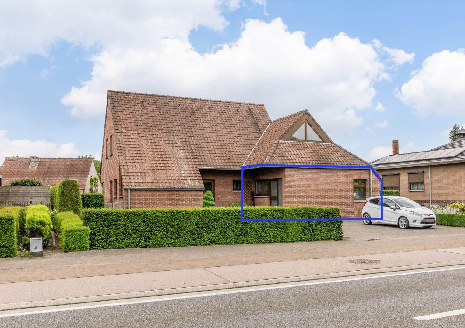 Comfortabel gebouw, onderverdeeld in een gelijkvloers appartement en een woning (210 + 210A), op een perceel van 9a60 met diverse mogelijkheden (kangoeroewoning foto 2