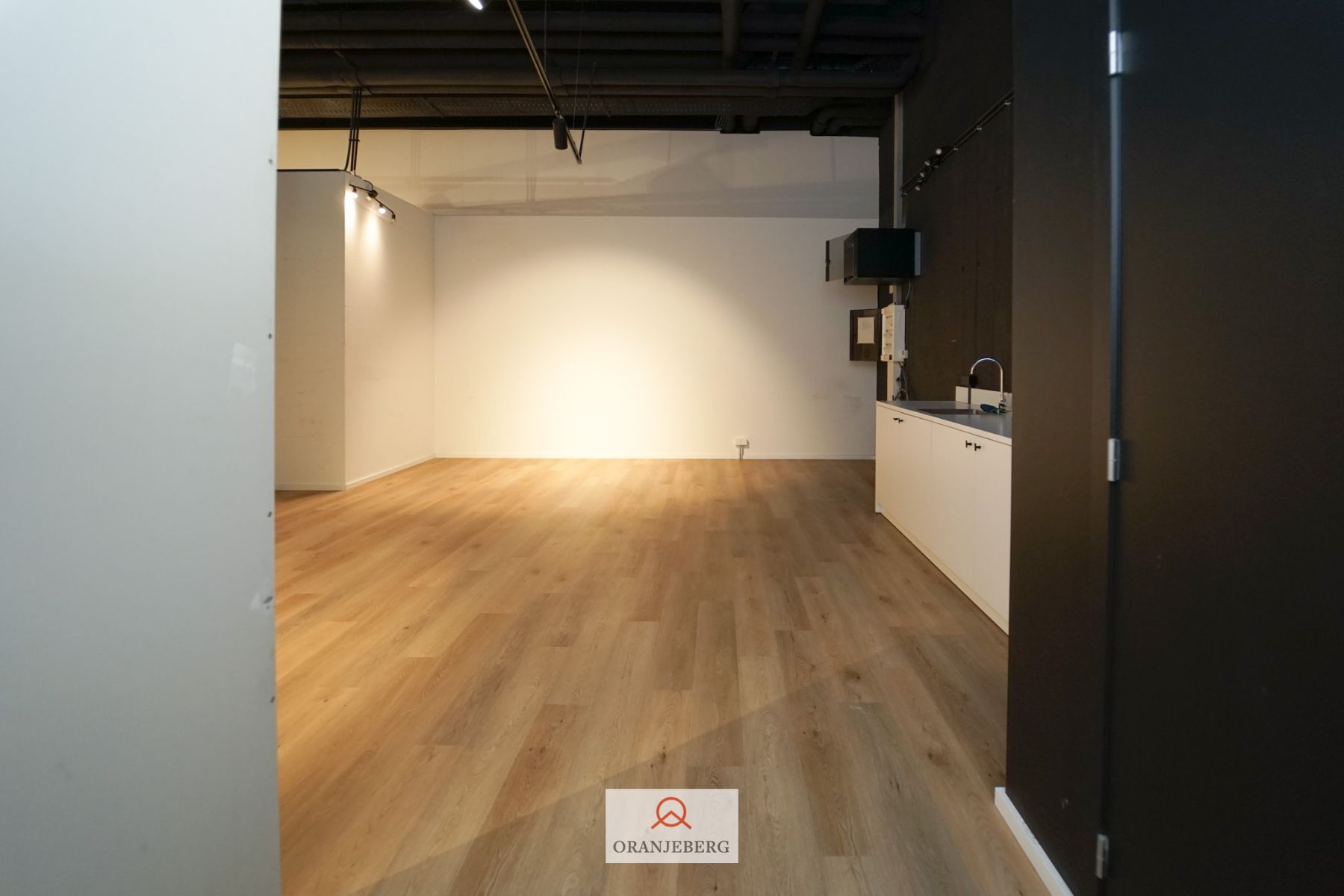 Stijlvol handelspand te huur omgeving Kouter foto 14