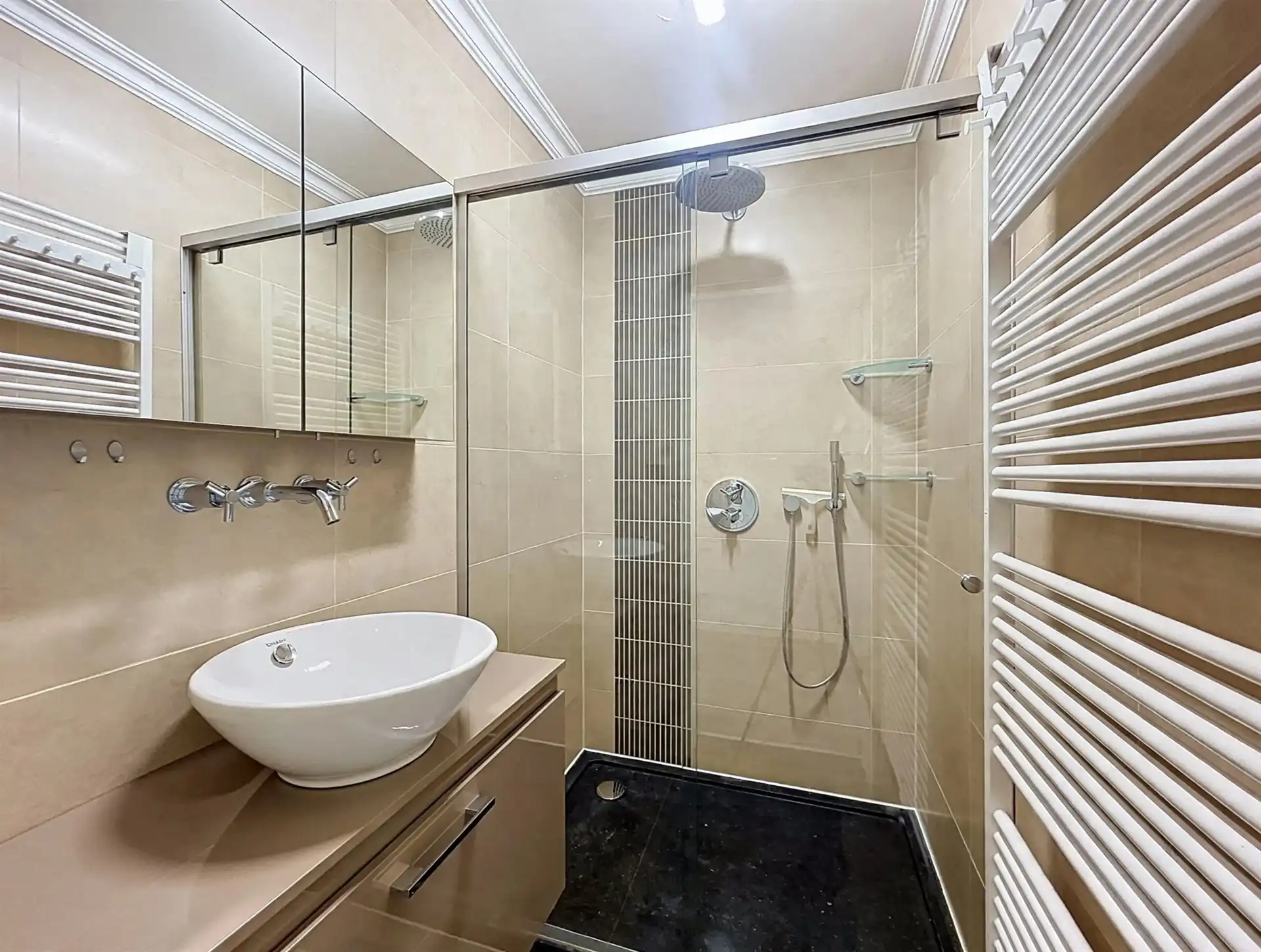 bel-etage woning met 2 slaapkamers, garage en ruime tuin op toplocatie foto 12