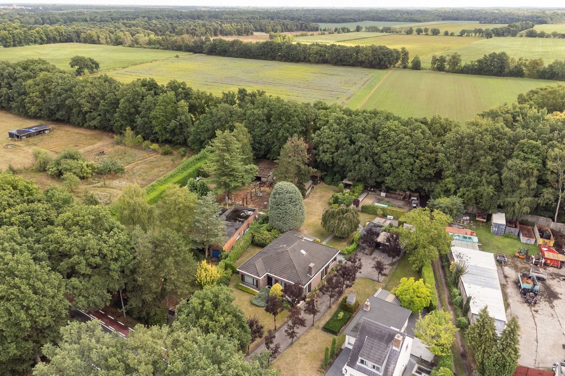 Laagbouwwoning met 4 slaapkamers op een perceel van 2.148m². foto 24