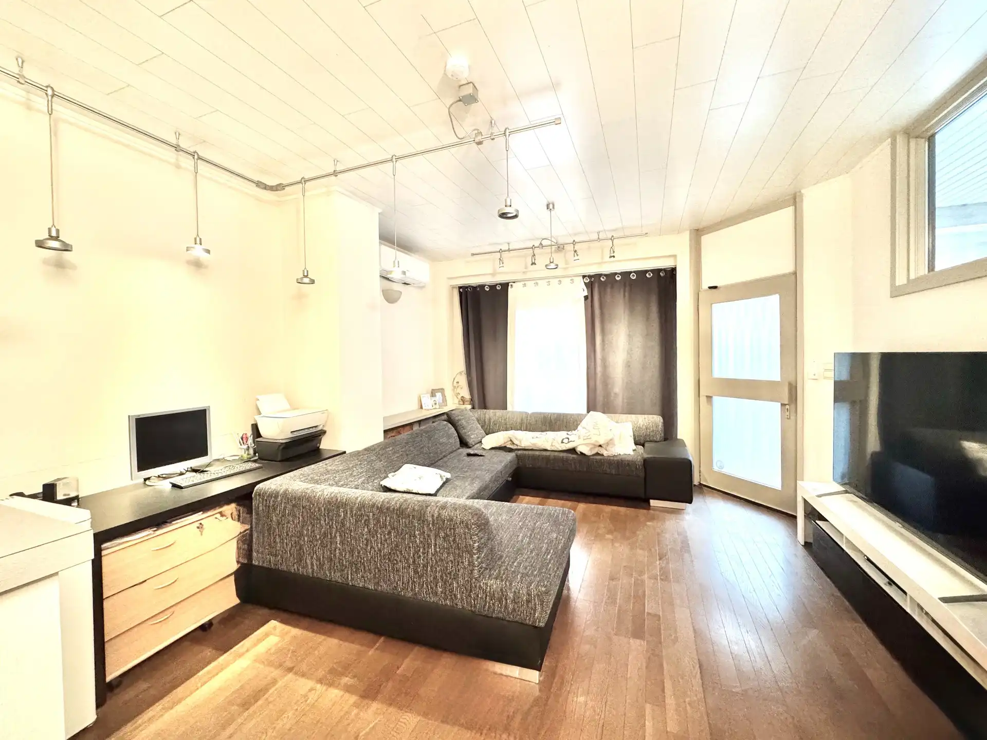 GELIJKVLOERS 1-SLAAPKAMER-APPARTEMENT NABIJ STATION foto 2