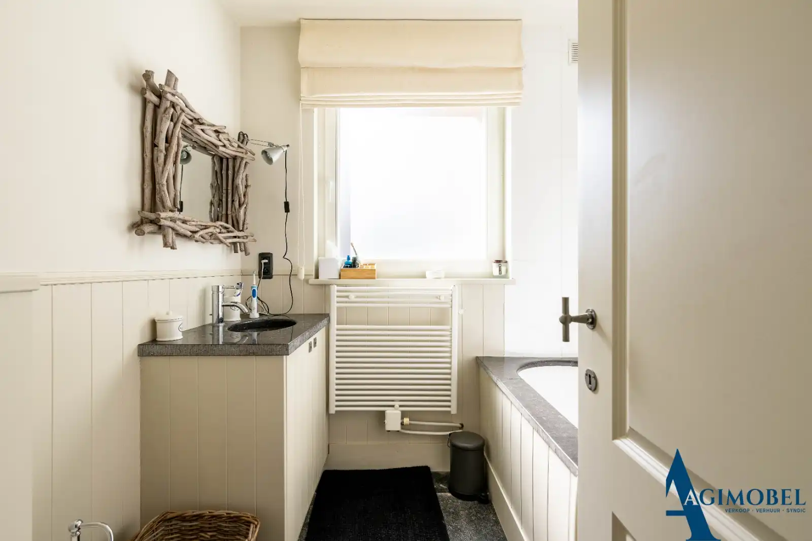 Beleef een vakantie aan zee met landelijke charme  in dit ruim appartement met terras/koer en 3 grote slaapkamers, 200m van het strand. foto 10