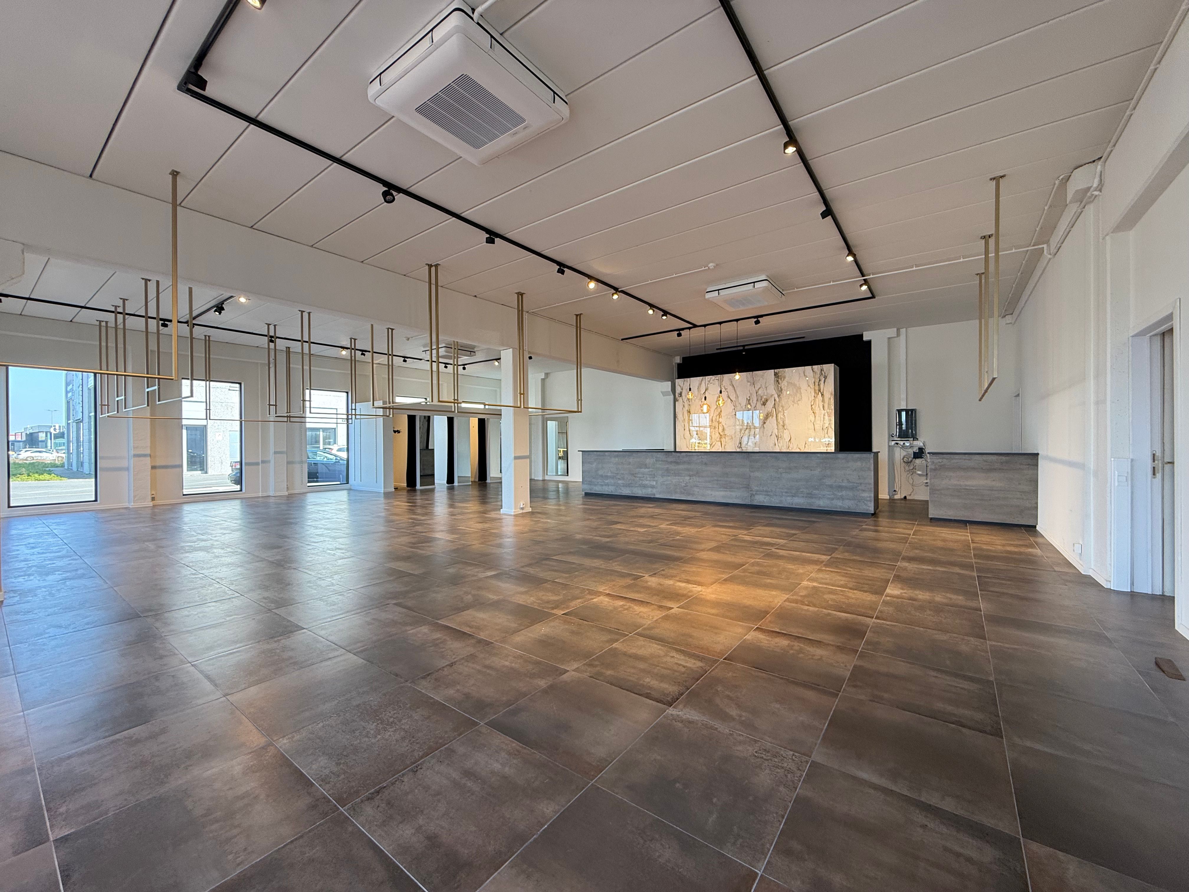 Instapklaar handelspand 428m² met 14 staanplaatsen foto 2