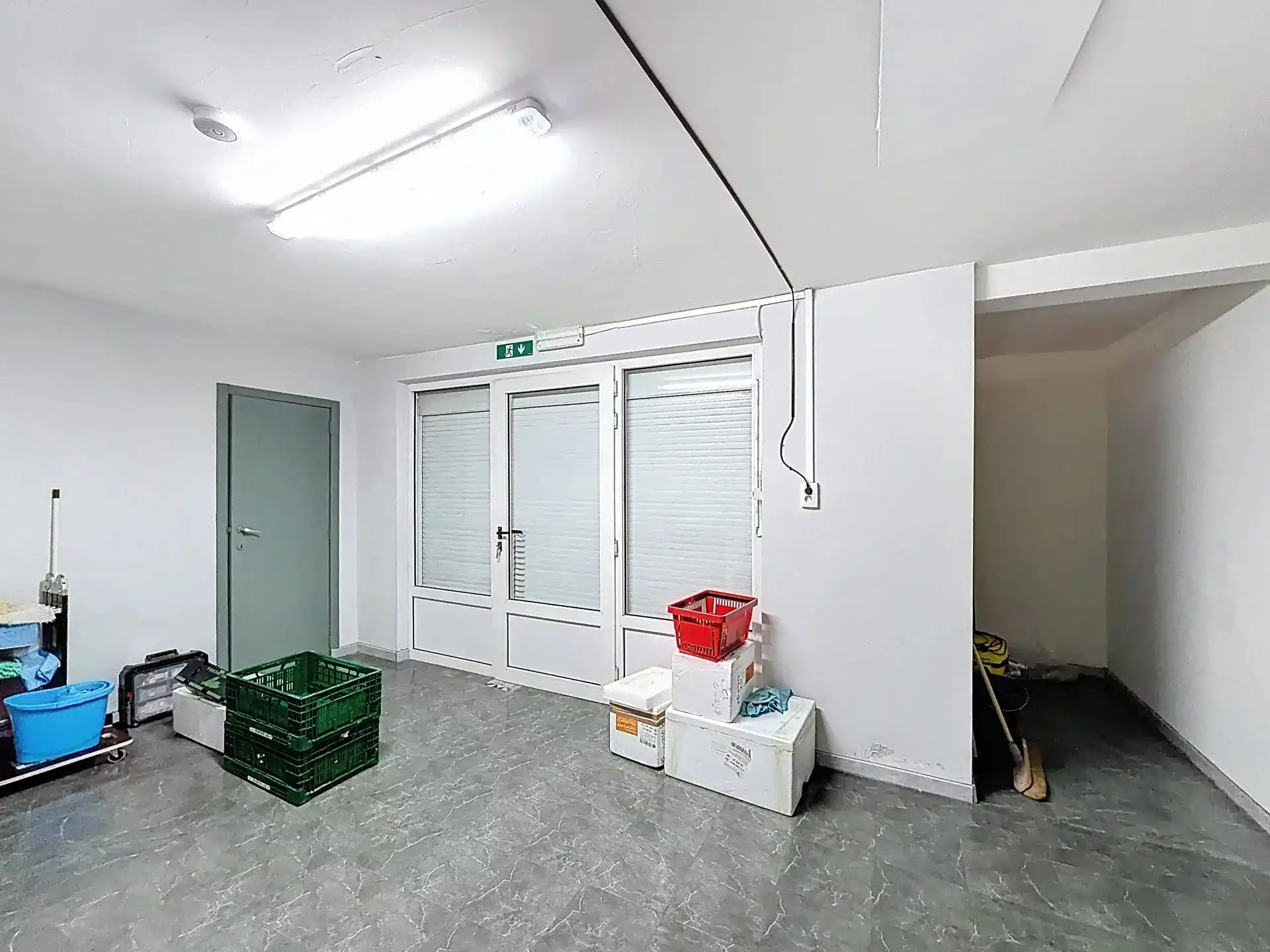 Handelspand met bovengelegen duplex-appartement in het centrum van Dessel. foto 4