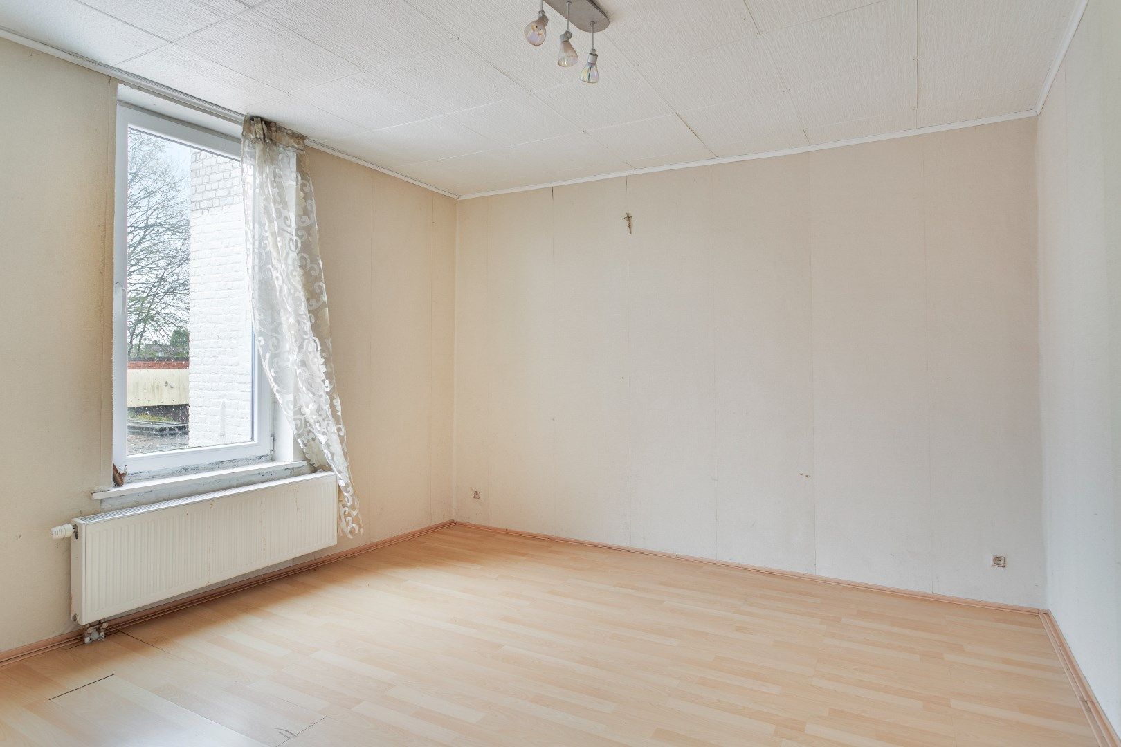 Ruime op te knappen woning met grote tuin foto 10