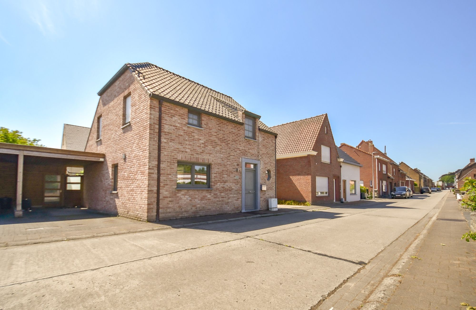Recente woning gelegen in een gezellige rustige straat vlakbij het kanaal foto {{pictureIndex}}