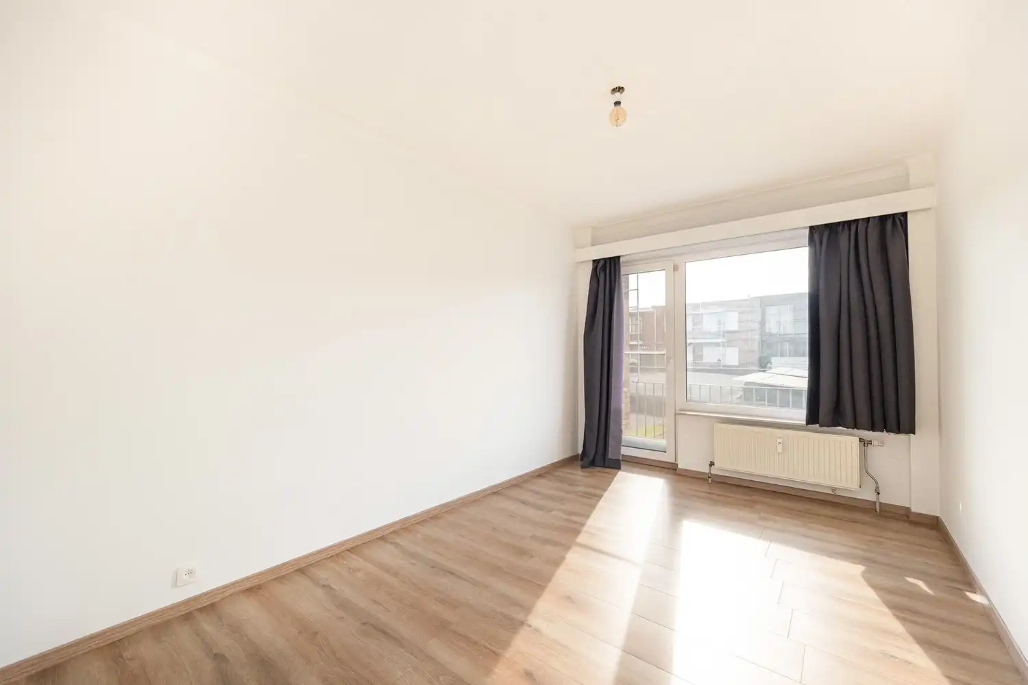 Ruim en lichtrijk 2-slpk appartement met terras, kelderberging en een parkeerplaats in Merksem! foto 12