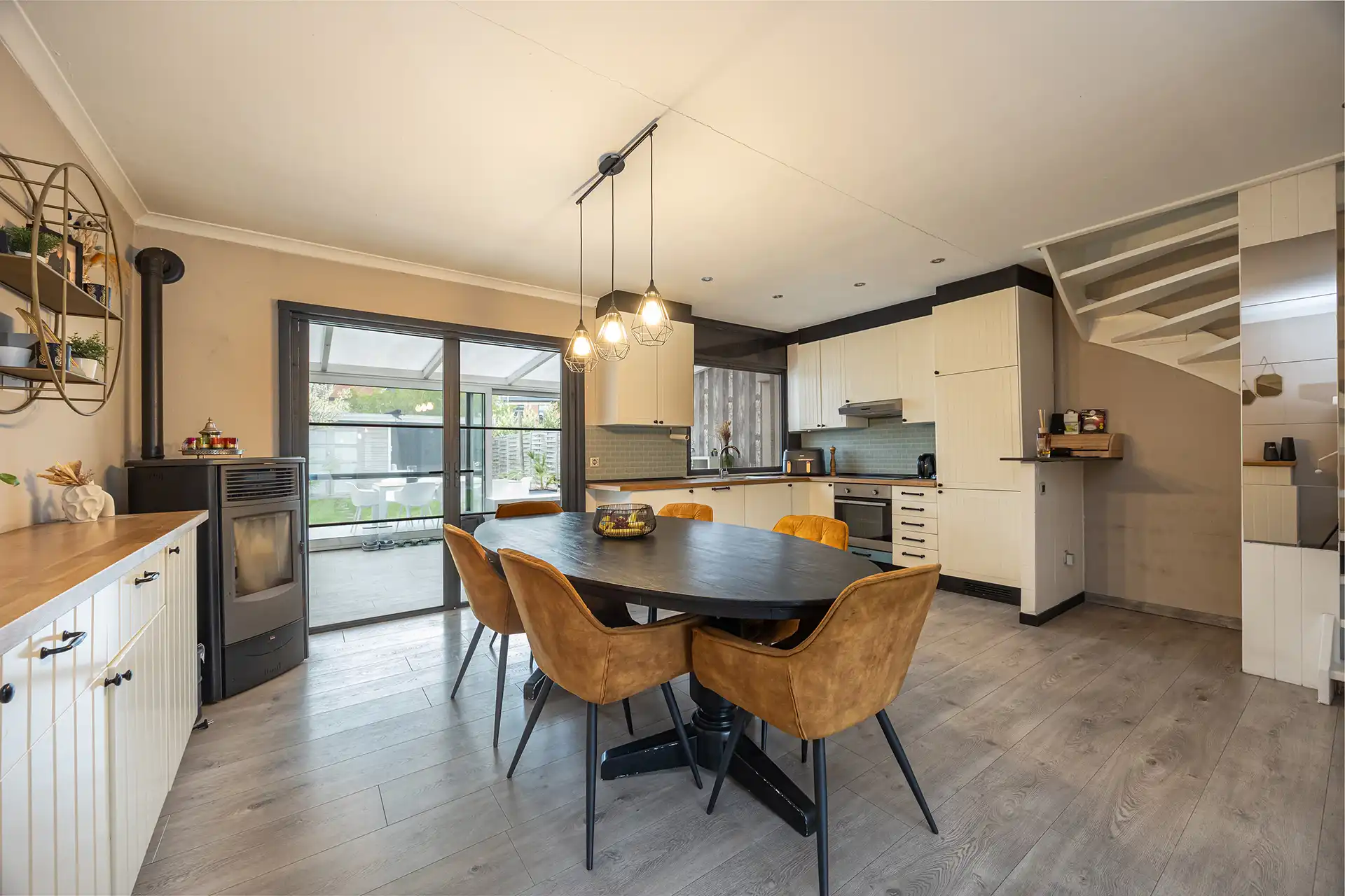 Instapklare woning met 4 slpk, veranda en tuin te Hemiksem! foto 3