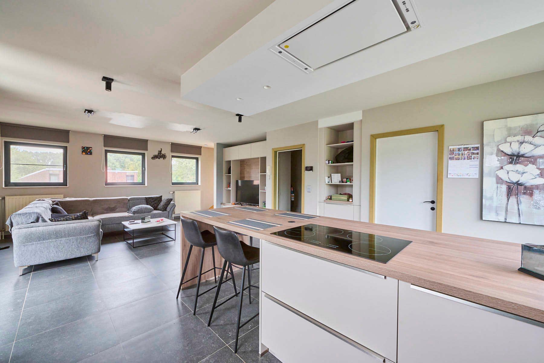 Lichtrijke duplex met open keuken en 2 slaapkamers foto 3