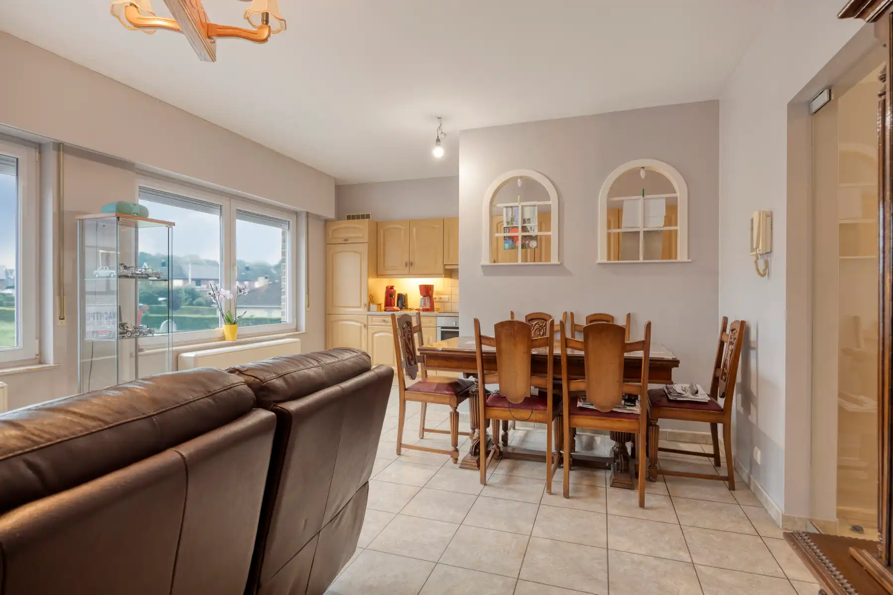 Instapklaar appartement met 2 slaapkamers en garage! foto 6