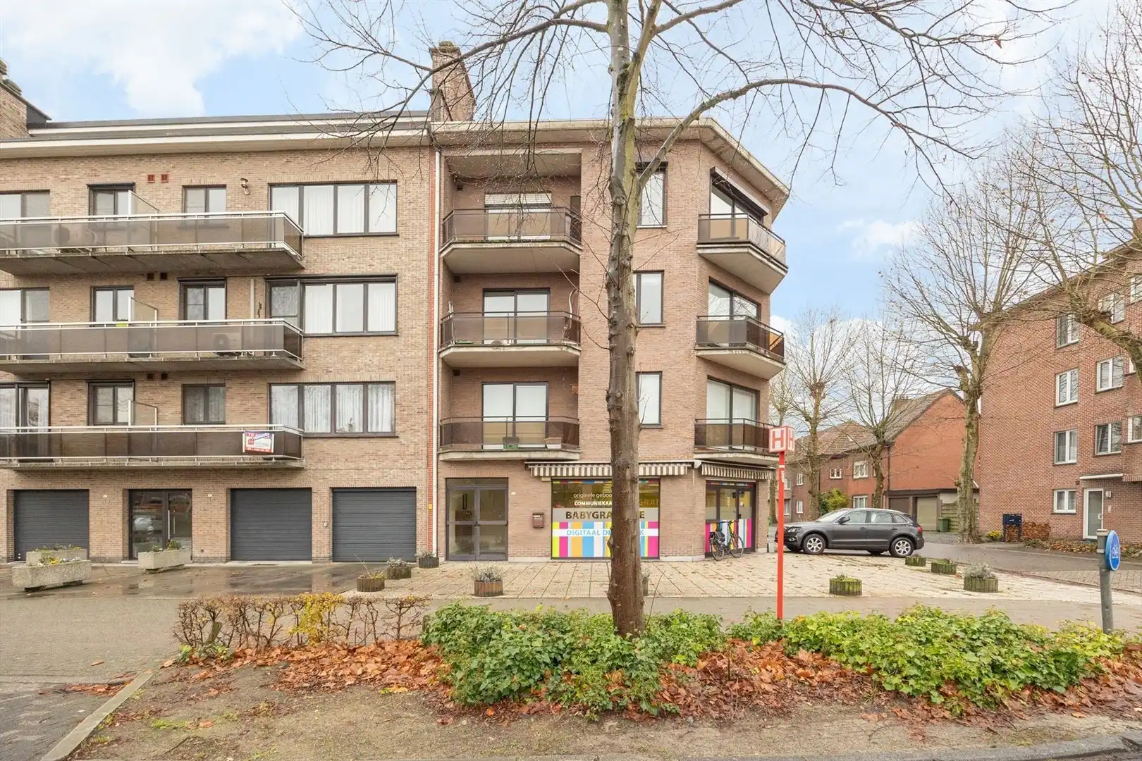 Ruim commercieel gelijkvloers 241m² op toplocatie tegenover AZ Klina foto 4